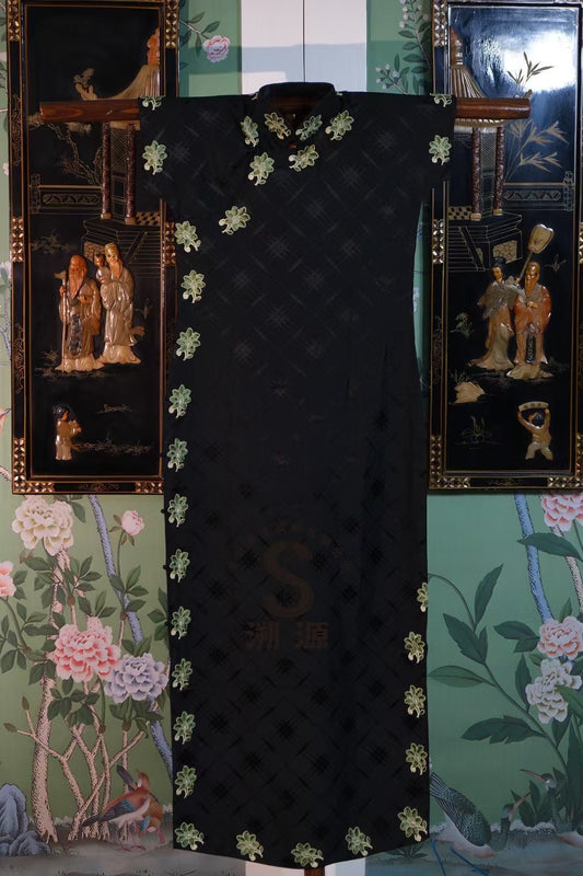 30年代 -【Art Deco民国袍】午夜星辰：几何暗纹绿萼梅刺绣旗袍 | 1930s - "Midnight Stardust": The Art Deco Geometric Silk Cheongsam with Green Blossom Embroidery