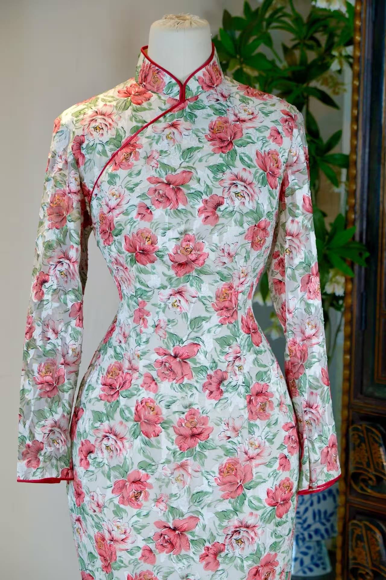 60年代 - 宝岛春光·六十年代雪纺提花暗纹“雨过天青”牡丹古董旗袍 | 1960s - Spring Light of the Treasure Island: A 1960s Chiffon Jacquard Cheongsam with Hidden Pattern and "Sky-After-Rain" Peony