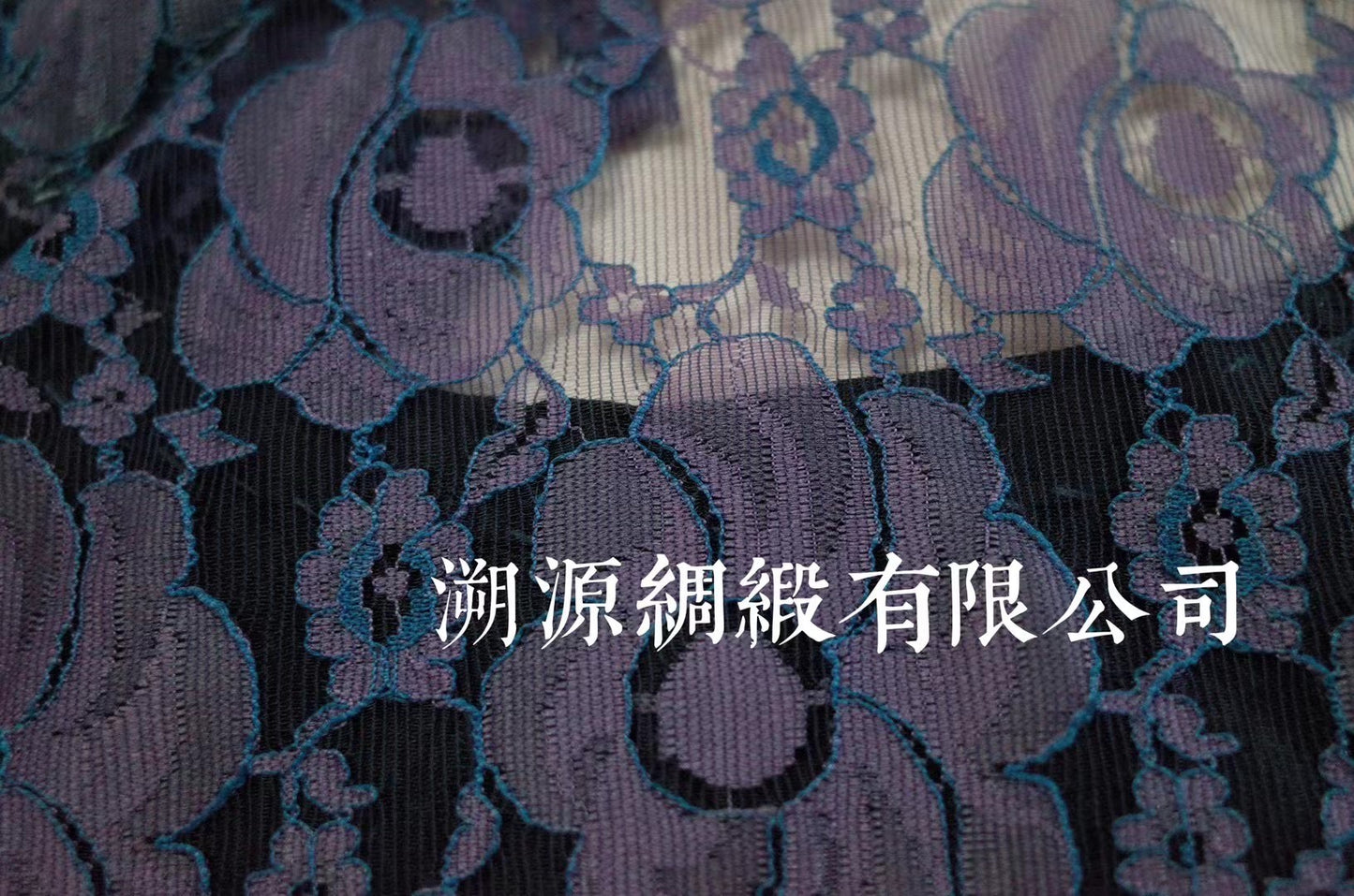 60年代 - 港式双色交织 立体花卉蕾丝 暗紫透视挖胸 无袖中长款 古董旗袍：【午夜香吻】| 1960s - Hong Kong Style Two-Tone Interwoven Dimensional Floral Lace Sheer Yoke Sleeveless Mid-Length Antique Qipao: "Midnight Kiss"