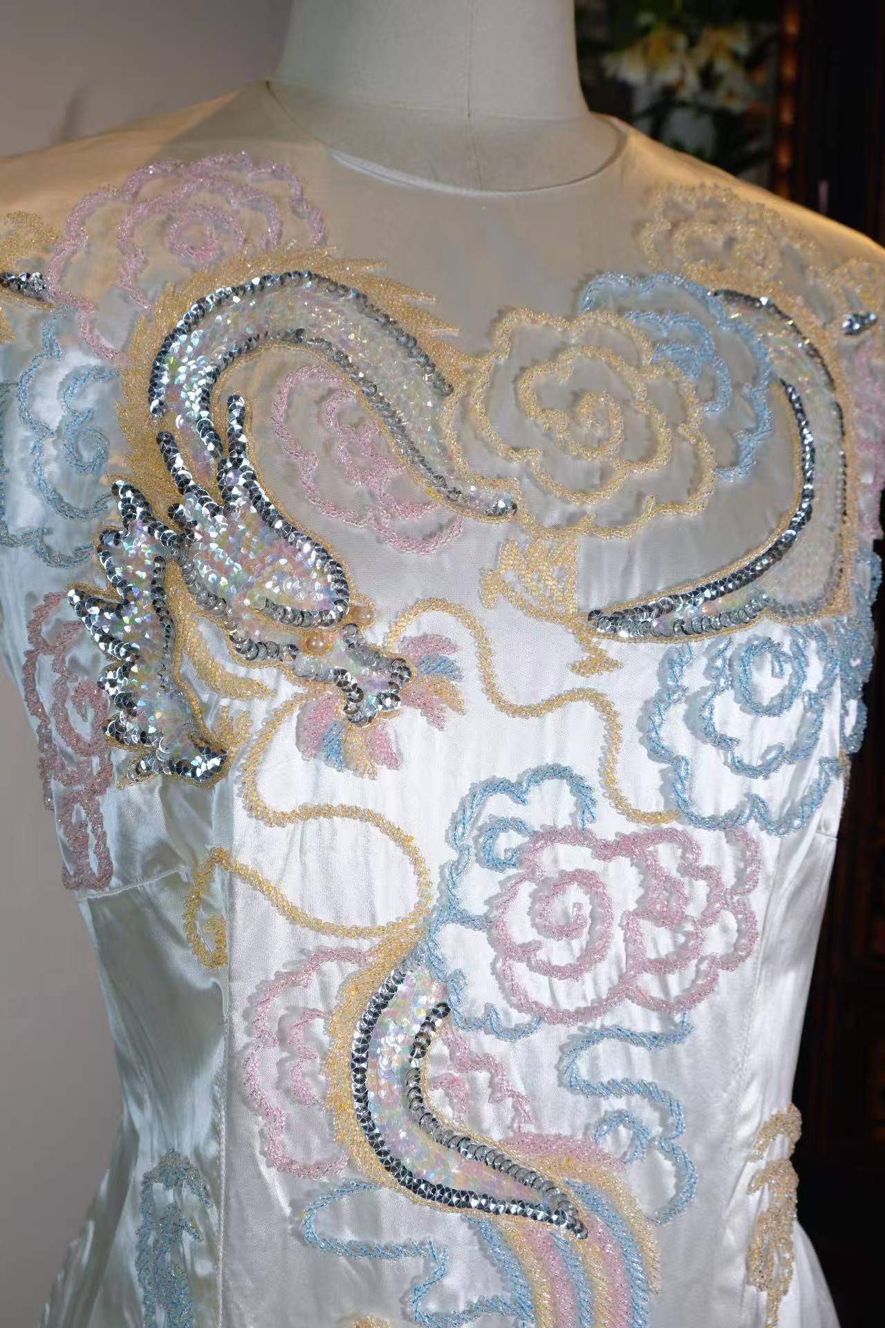 Vintage 钉珠礼服 - 六十年代香港祥云龙凤潮绣钉珠无袖礼服裙 | Vintage Beaded Dress - Auspicious Clouds, Dragon, and Phoenix: A 1960s Hong Kong Beaded "Chao" Embroidery Gown