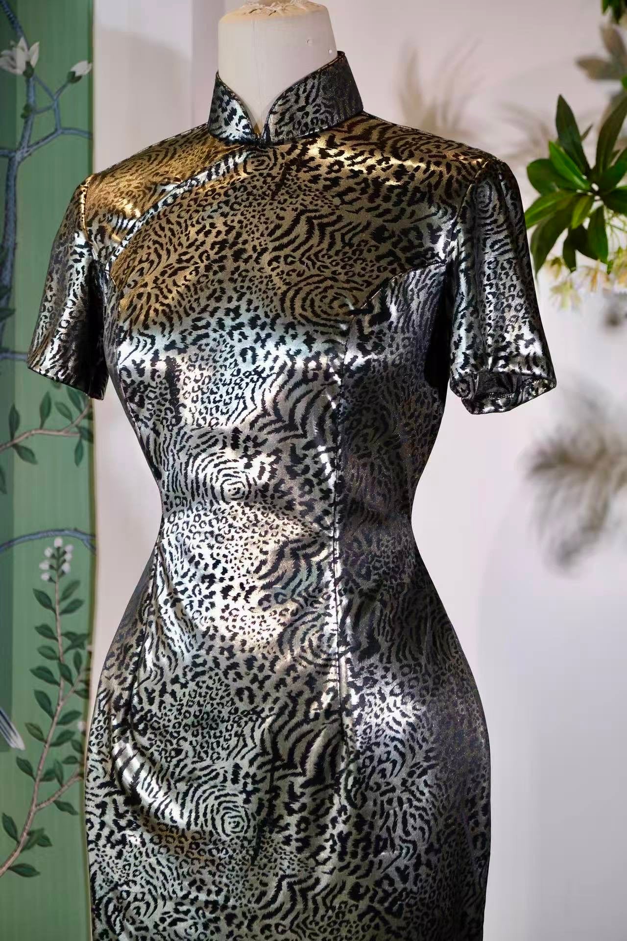 60年代 - 金属织银豹纹旗袍：六十年代港岛摩登图腾_HL | 1960s - The Silver-Woven Metallic Leopard Print Qipao: A Modernist Totem of 1960s Hong Kong_HL