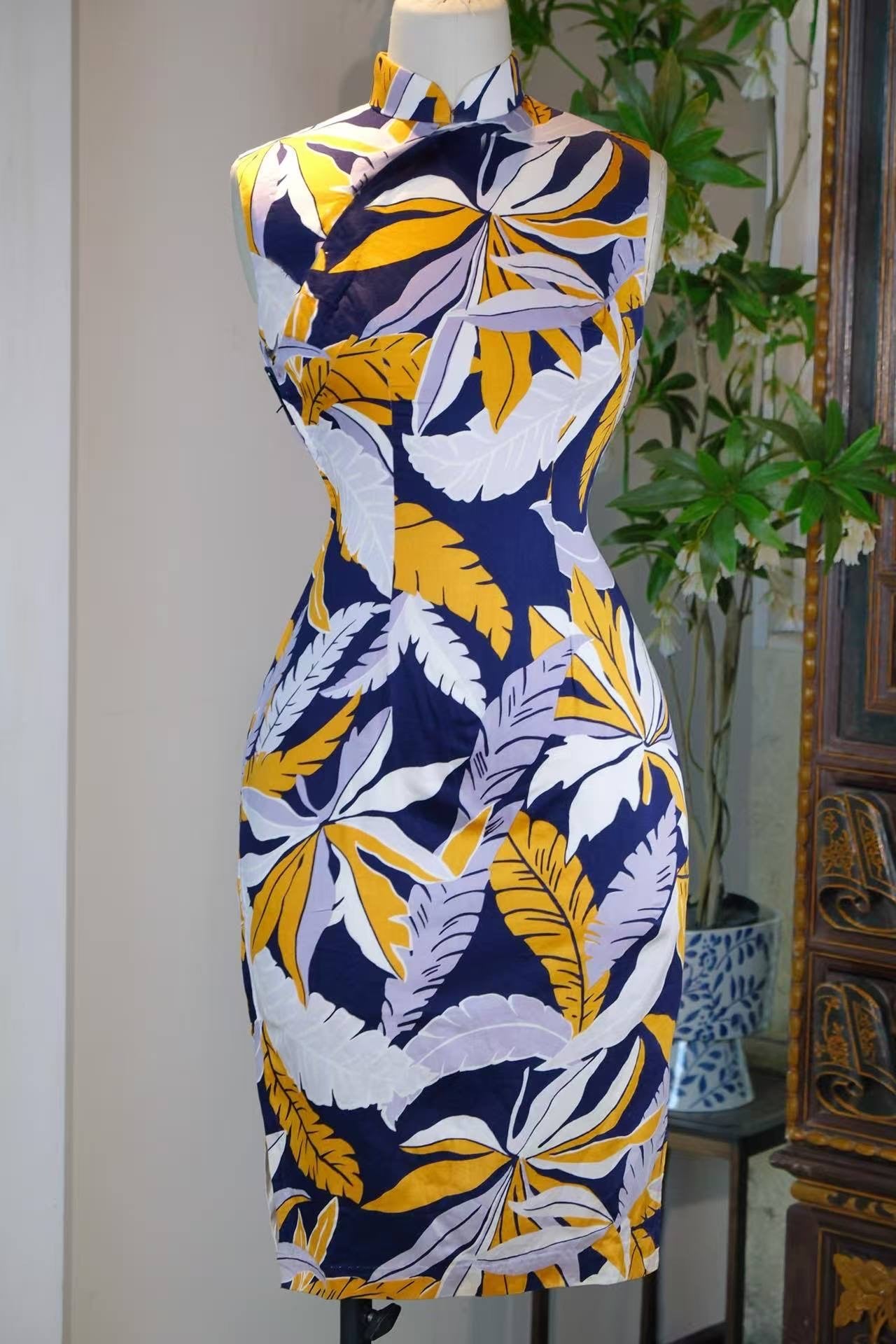 60年代 - 热带诗学·六十年代香港靛蓝纯棉Art Deco南洋叶片古董旗袍 | 1960s - Tropical Poetics: A 1960s Hong Kong Vintage Cheongsam in Indigo Cotton with Art Deco Nanyang Leaf Print