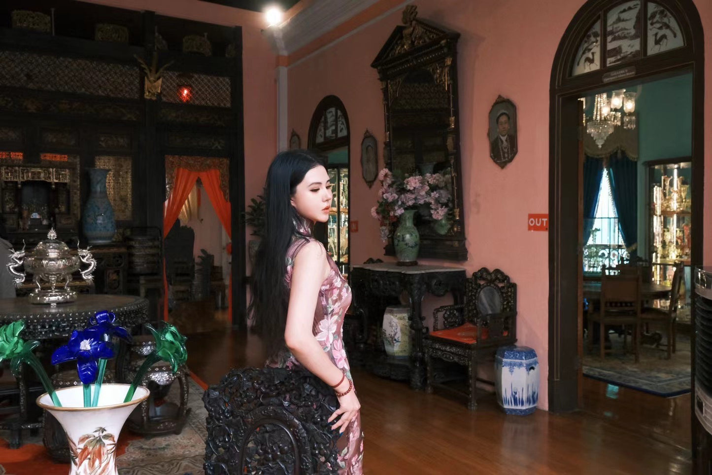 客定结缘 - Ruffo Coli 高定手工彩绘双层欧根纱无袖旗袍：《紫鸢花之恋》| Customized Design - Ruffo Coli Hand-Painted Haute Couture Double-Layer Organza Qipao: “Violet Iris Romance”