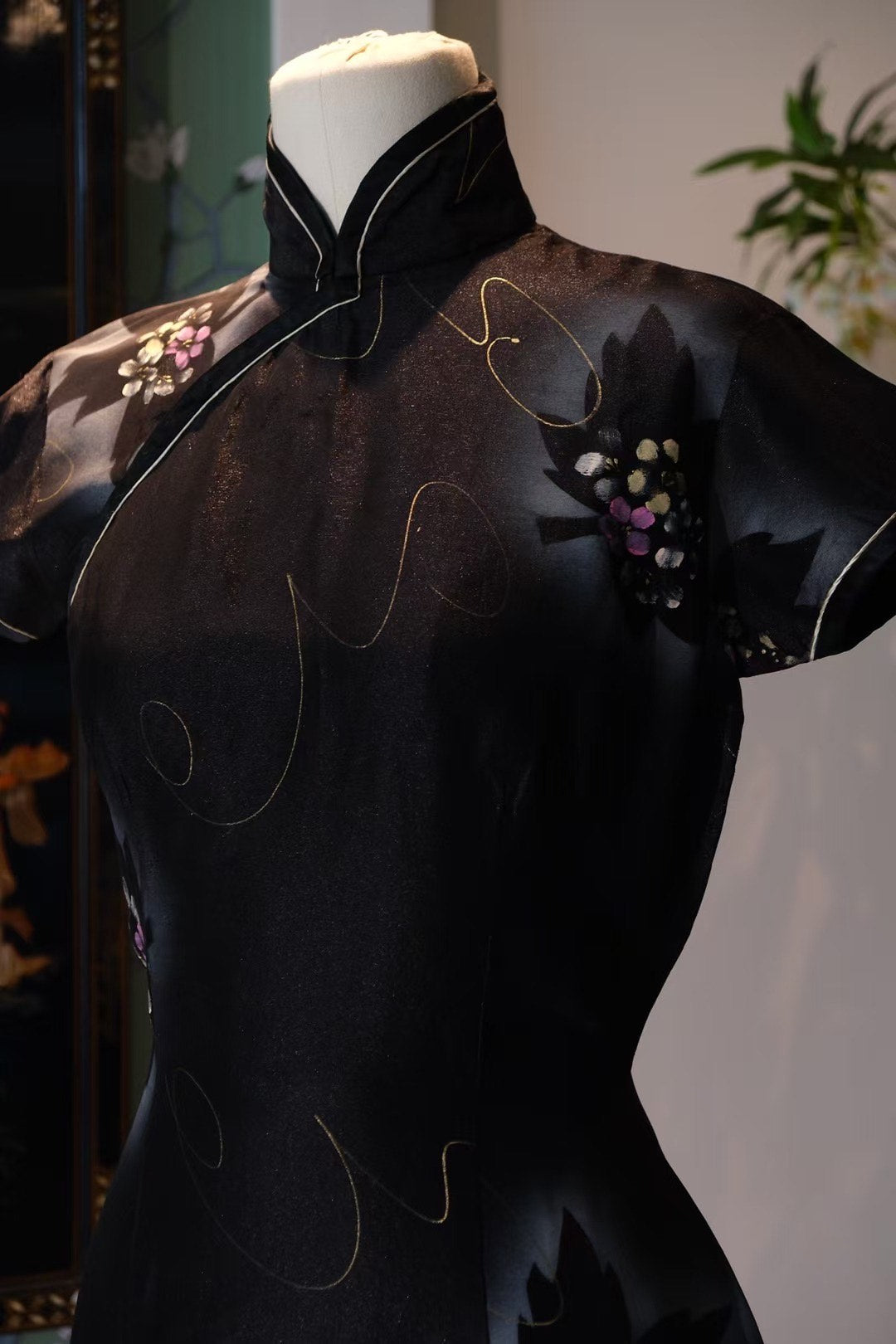 50年代- 🌌 繁星枫影 · 桃花坠露夜黑地细闪喷绘视觉系修身旗袍 | 1950s- 🌌 Starlight Maple Silhouette · Falling Peach Blossoms on Shimmering Black Qipao