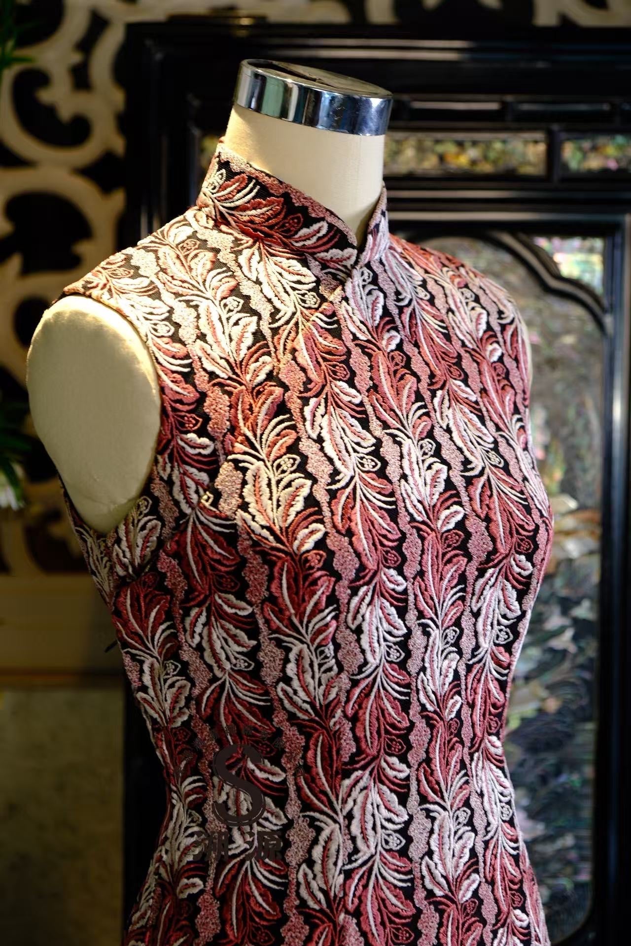 60年代 -【万合典藏】六十年代：摩登“笔蕾丝”机绣无袖旗袍——红白藤蔓图腾纹 | 1960s - "Wanhe Heritage" 60s Modernity: High-Fashion Machine-Embroidered Sleeveless Cheongsam – Red & White Vine Brocade Pattern