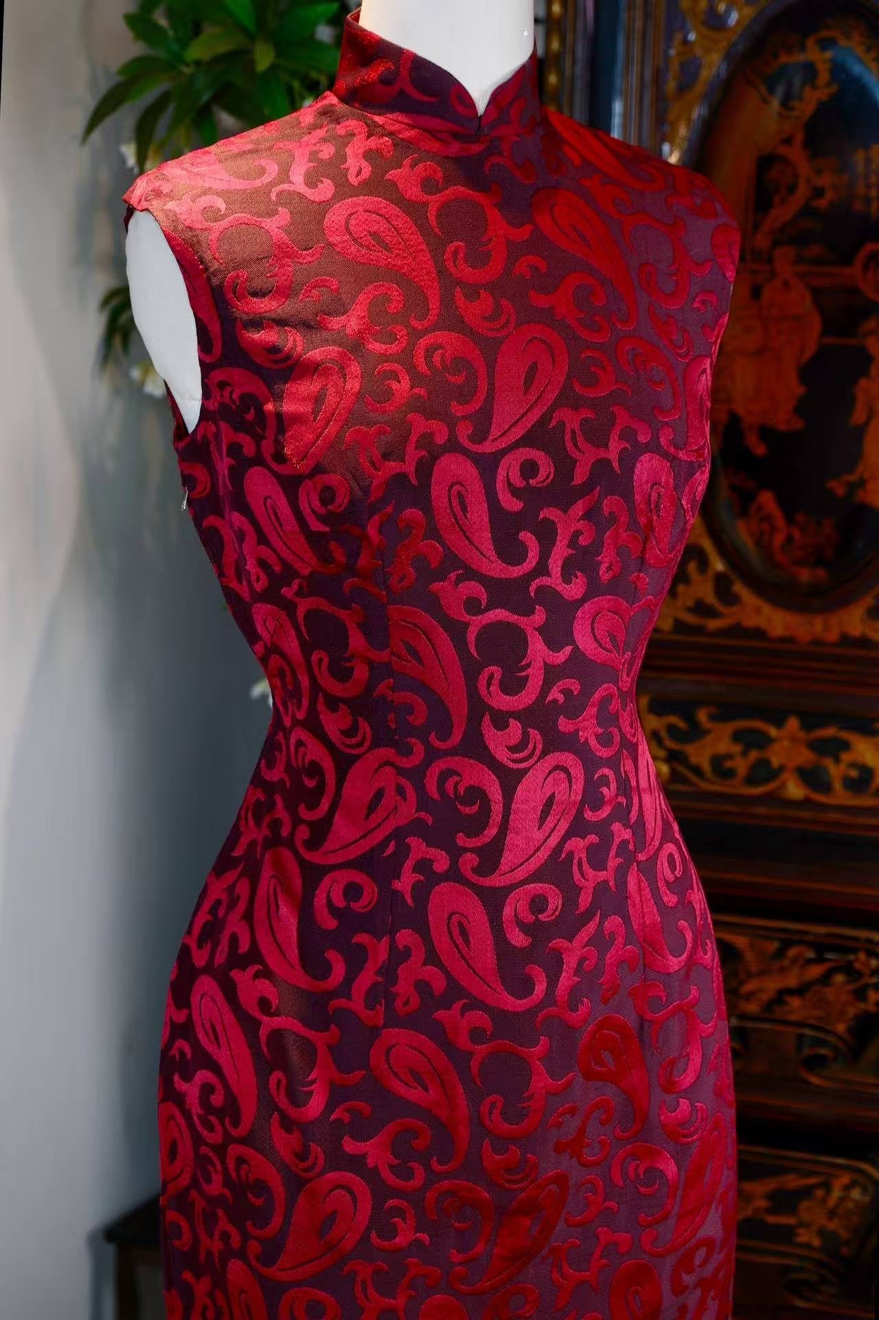 60年代 - 上世纪六十年代香江提花织锦旗袍 | 1960s - 1960s Hong Kong Jacquard Brocade Qipao: A Modern Symphony of Oriental Grace