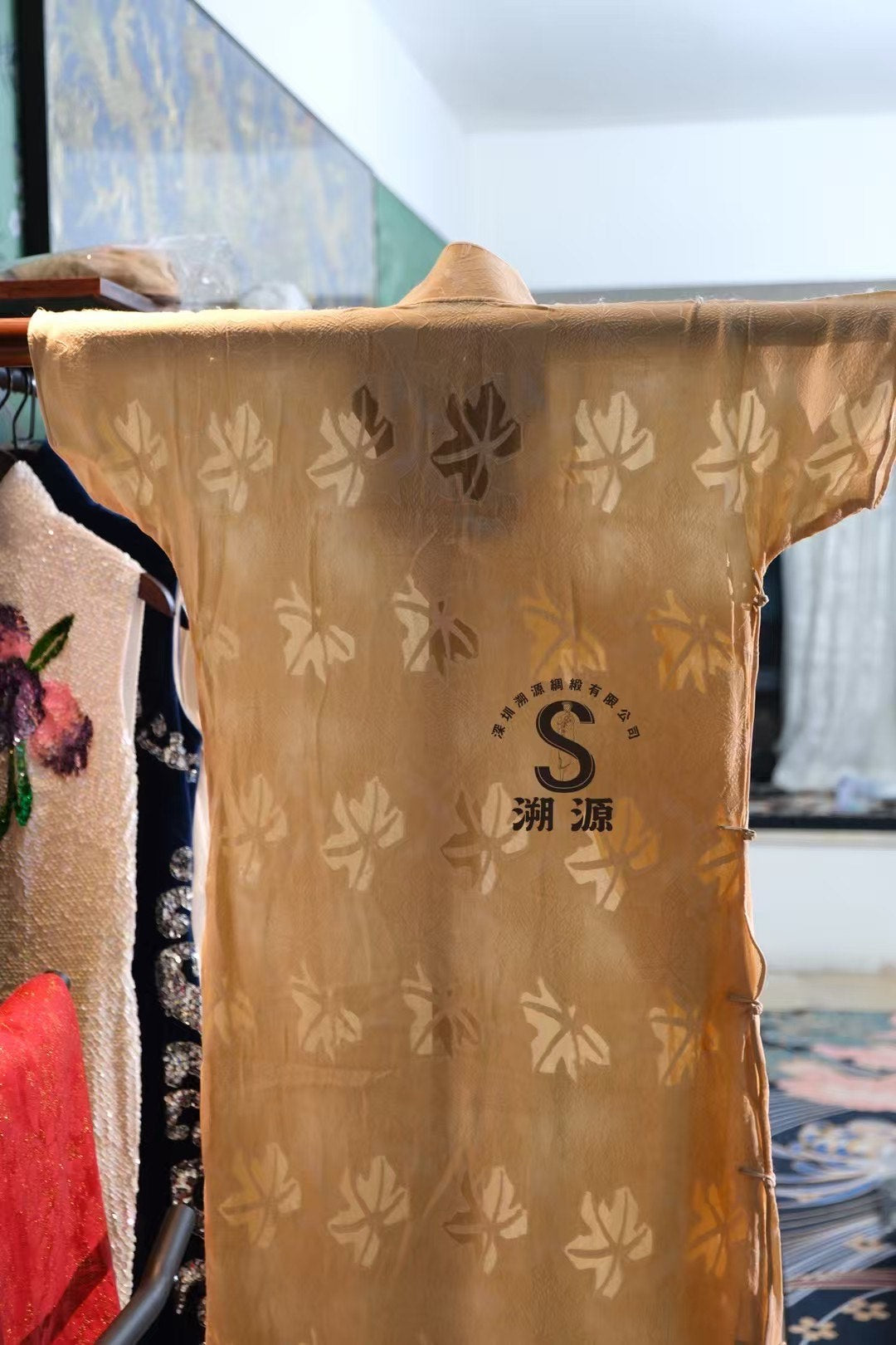 30 年代：【民国古董袍】玉兰轻绡：双色提花云肩宽袖古法旗袍 | 1930s： "Republic Era Antique Robe": Magnolia Light Gauze – Two-Tone Jacquard Wide-Sleeve Qipao