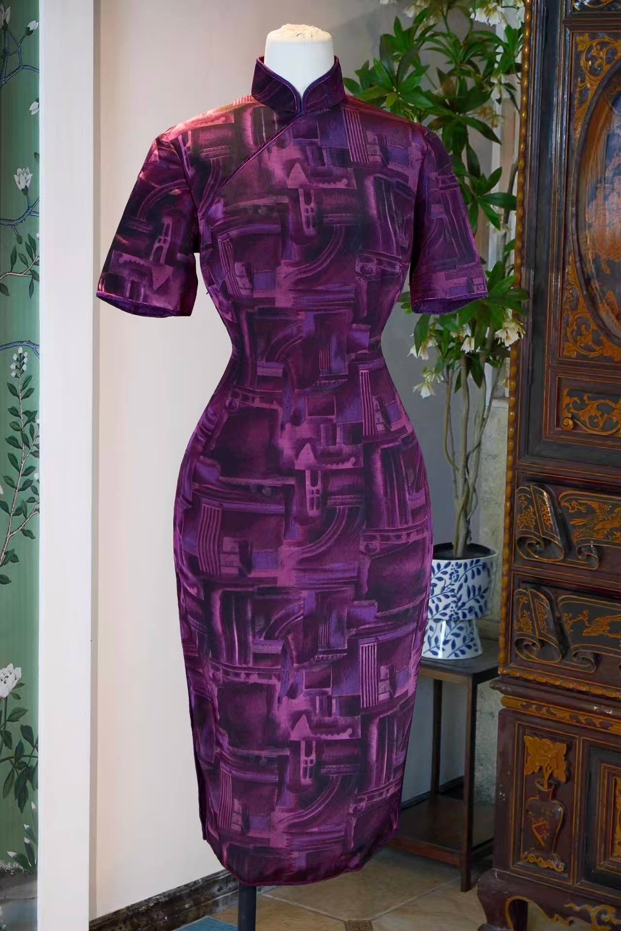 60年代 - 紫阙迷踪：六十年代香港抽象旗袍的都市诗学 | 1960s - Purple Palace Enigma: The Urban Poetics of 1960s Hong Kong Abstract Qipao