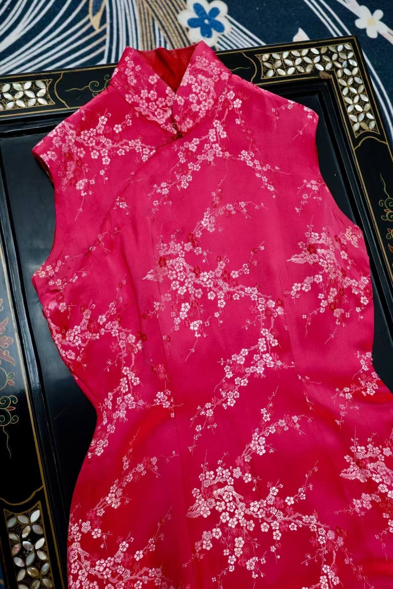 60年代 - 六十年代香港梅花提花缎旗袍：织造经纬间的格调与风骨 | 1960s - 1960s Hong Kong Plum Blossom Jacquard Qipao: A Masterpiece of Woven Poetics