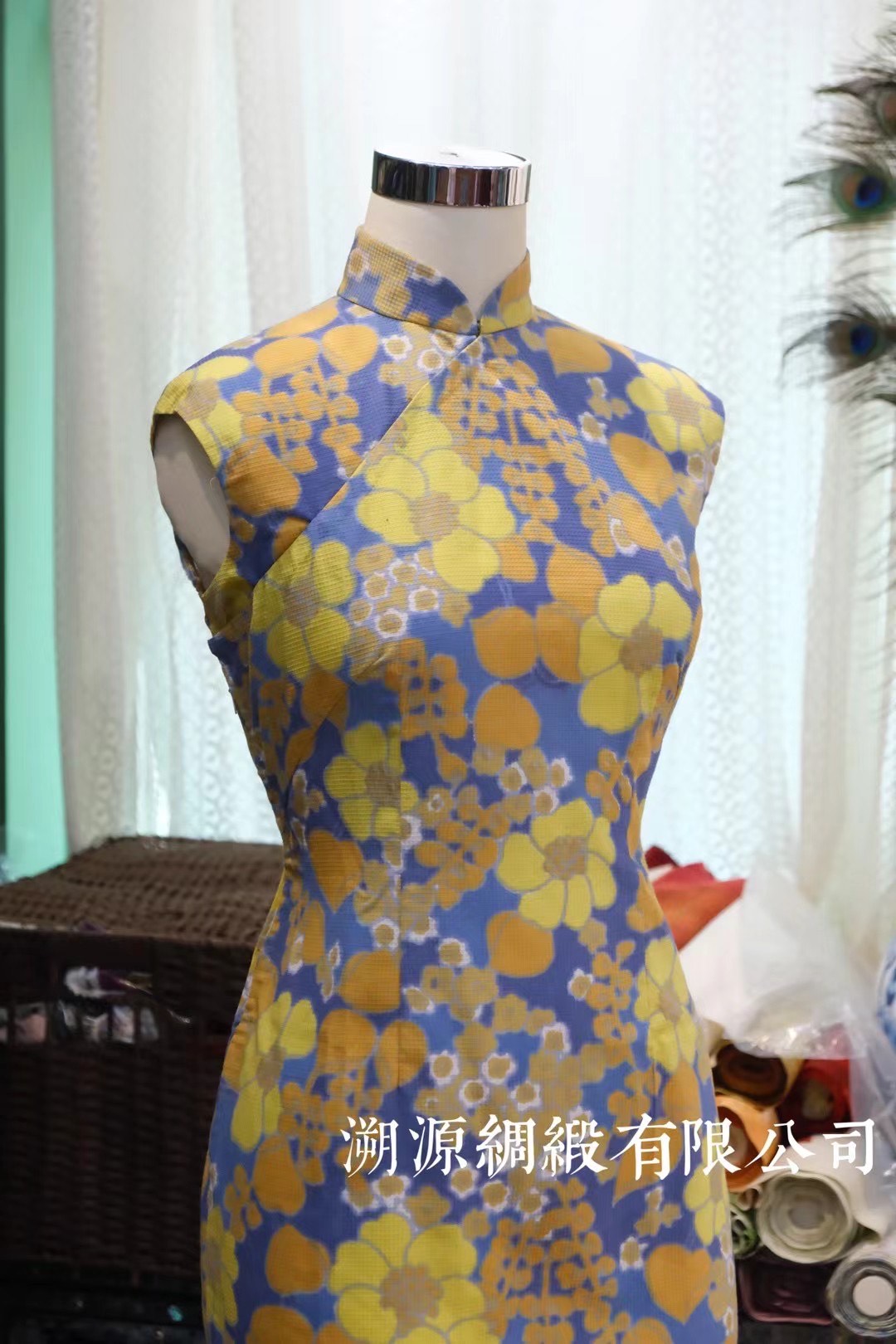 60年代 - 摩登风格：宝蓝色亮黄花卉无袖修身旗袍 | 1960s - Modern Style: Cobalt Blue & Bright Yellow Floral Sleeveless Slim Qipao