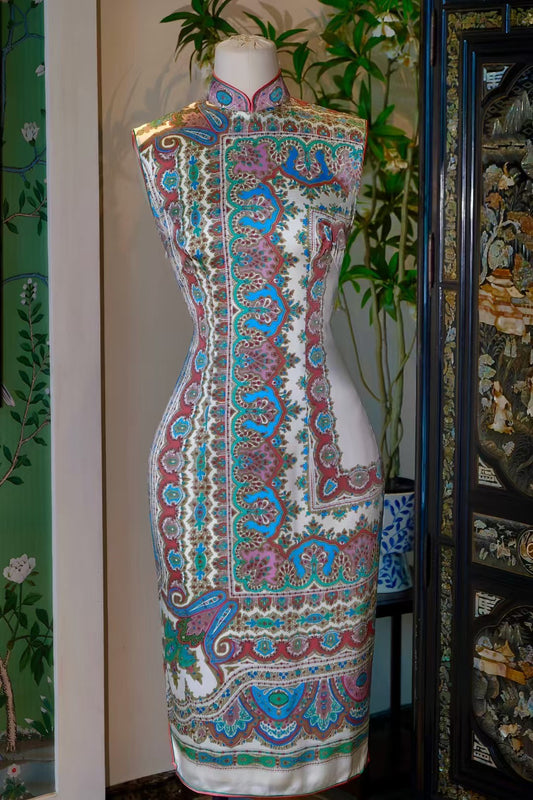 60年代 -《秘境西域 · 佩斯利蝶舞》—— 张乐怡女士旧藏，异域风情的摩登真丝旗袍 | 1960s - "Secret Realm of the West · Paisley Butterfly Dance" — Madam Zhang Leyi's Vintage Paisley Silk Cheongsam