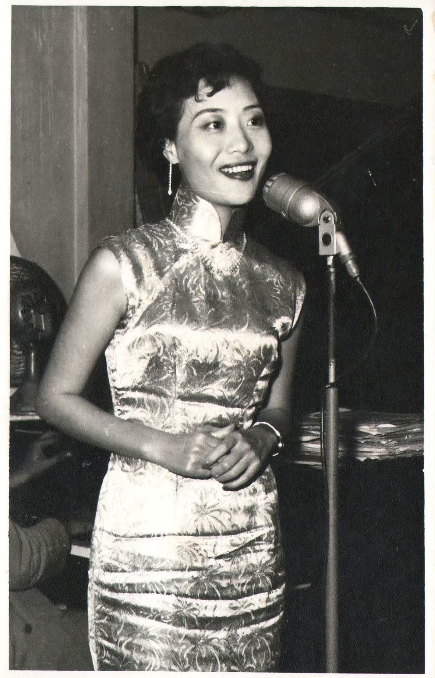 60年代 - 「兰影凝紫」：上世纪六十年代织银竹叶纹古董港式旗袍 / 1960s - "Orchid Shadow in Lilac Mist": A 1960s Vintage Hong Kong Qipao with Lurex-Woven Leaf Motif