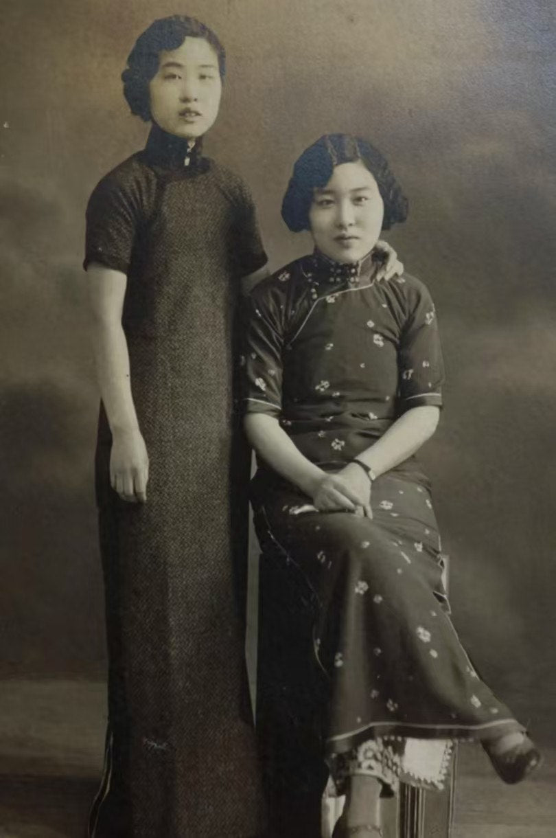 30年代 -新新有限公司典藏版“翠意盈袖”蕾丝滚边印花真丝乔其纱日常款旗袍 / 1930s - The "Emerald Charm Sleeves" Collection: A Genuine Silk Crêpe de Chine Qipao with Lace Trims and Printed Pattern, Produced by Sincere Company (New Era Department Store)