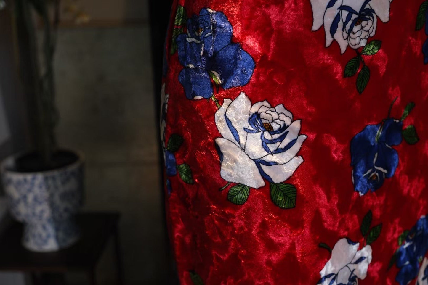 60年代 - 六十年代・烈焰絲絨・壓花玫瑰・曳地古董旗袍 / 1960s - The Sixties Scarlet - Embossed Velvet Rose - Floor-Length Antique Qipao