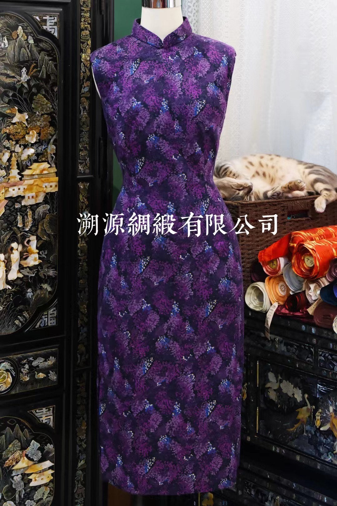 60年代 - 摩登珍藏：深紫色紫藤花开无袖修身港式旗袍 | 1960s - Mod Collection: Deep Purple Wisteria Floral Print Sleeveless Hong Kong Qipao