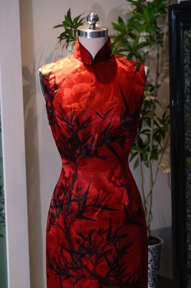 出售样衣 - 🎋 酒红暗花幽篁影 · 港工曳地长款无袖旗袍 | Sample Sale - 🎋 Crimson Brocade Shadow Bamboo · Hong Kong Atelier Floor-Length Qipao