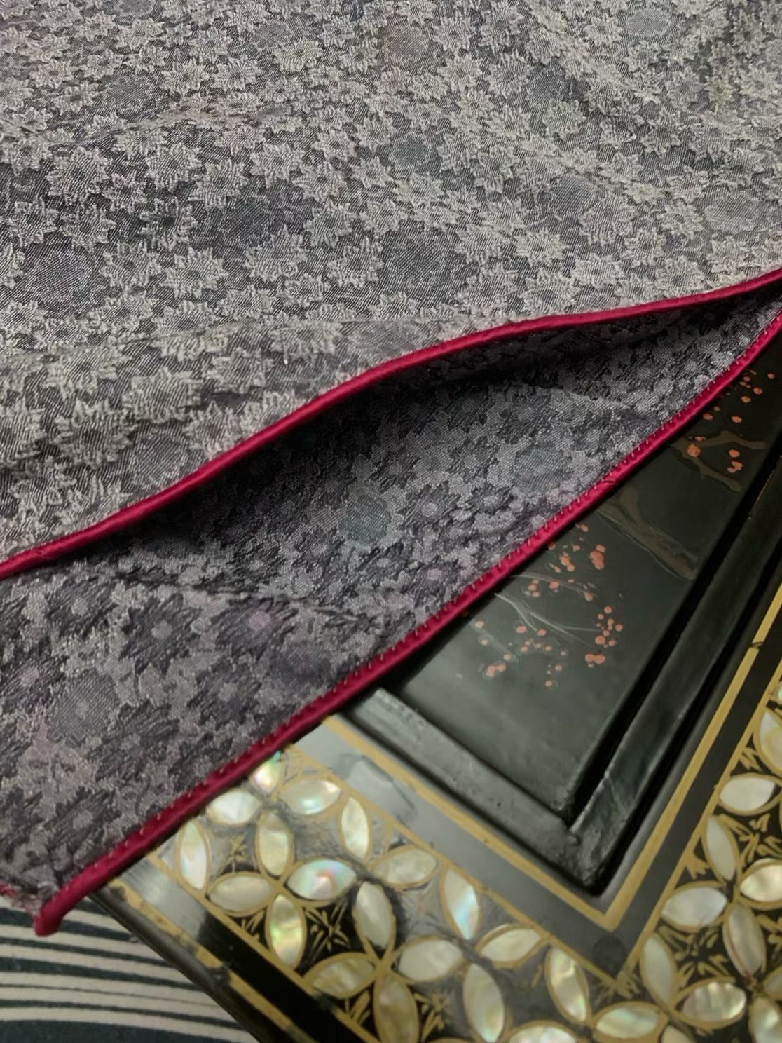 50年代 - 「冰裂瓷韵」：上世纪五十年代提花丝绸线香绲花瓶底古董大陆旗袍 / 1950s - "Porcelain Crackle": A 1950s Mainland China Vintage Qipao with Jacquard Silk, Incense-Thread Piping, and Vase Silhouette