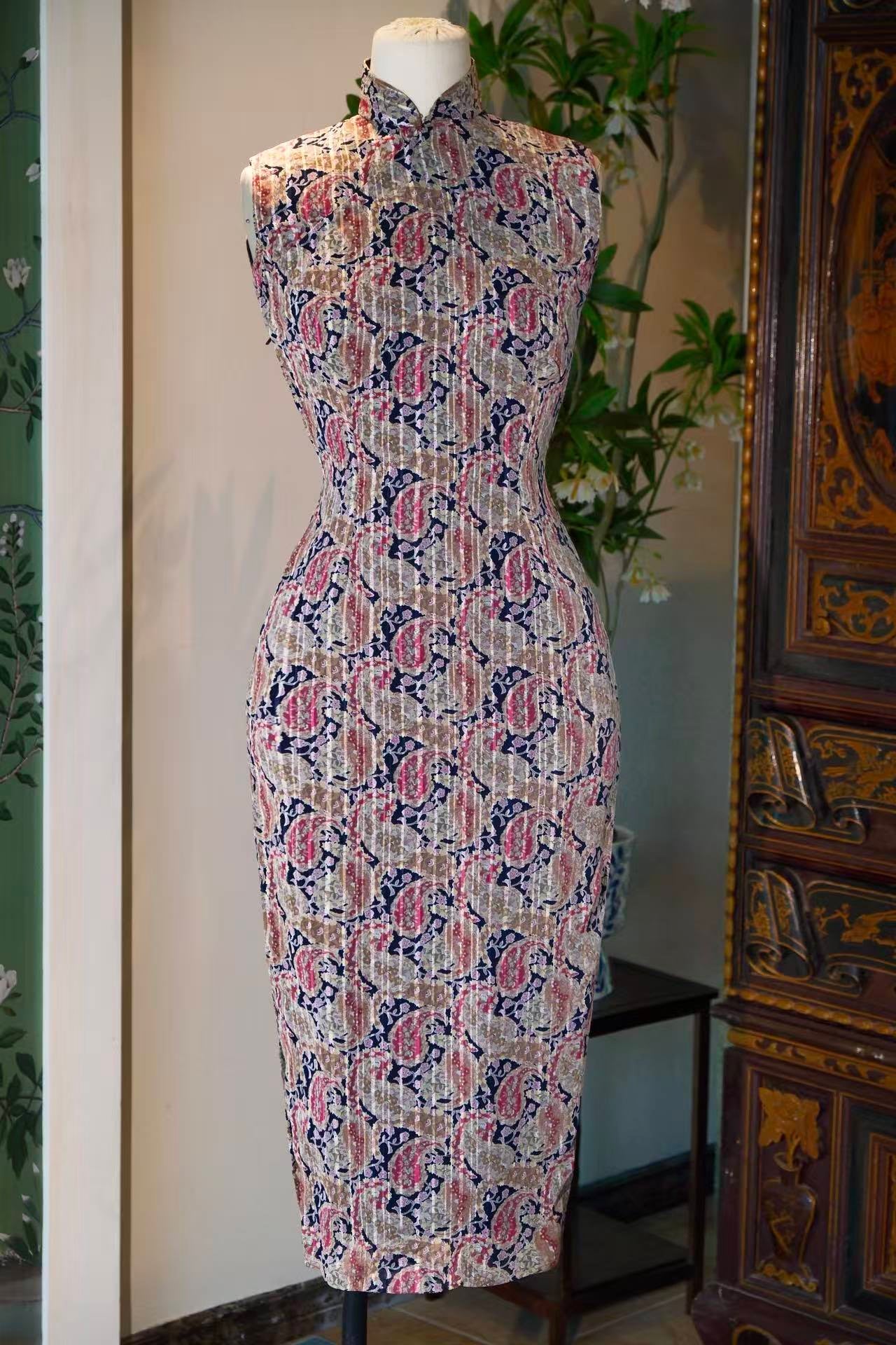 60年代 - 移动艺术·六十年代靛蓝薄纱佩斯利涡纹古董旗袍 | 1960s - Moving Art: 1960s Indigo Organza Cheongsam with Paisley Vortex Motifs