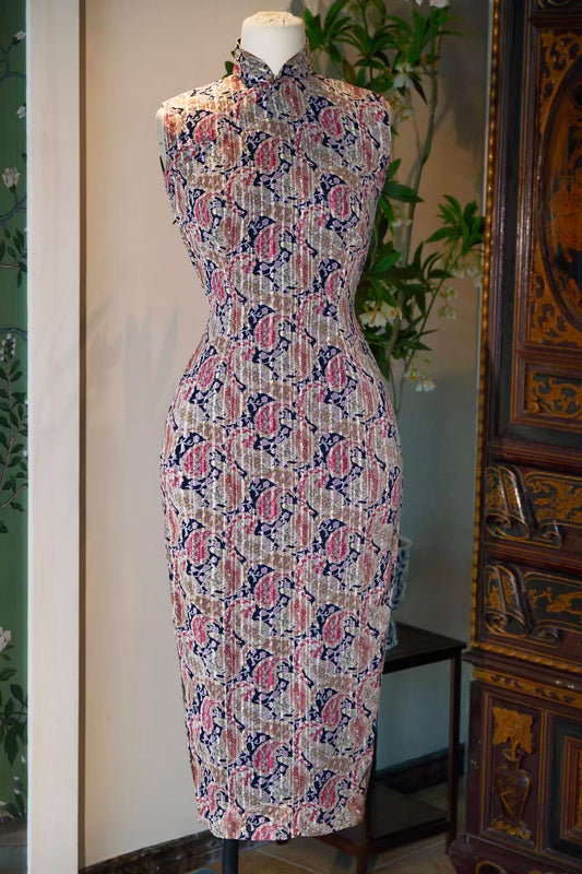 60年代 - 移动艺术·六十年代靛蓝薄纱佩斯利涡纹古董旗袍 | 1960s - Moving Art: 1960s Indigo Organza Cheongsam with Paisley Vortex Motifs