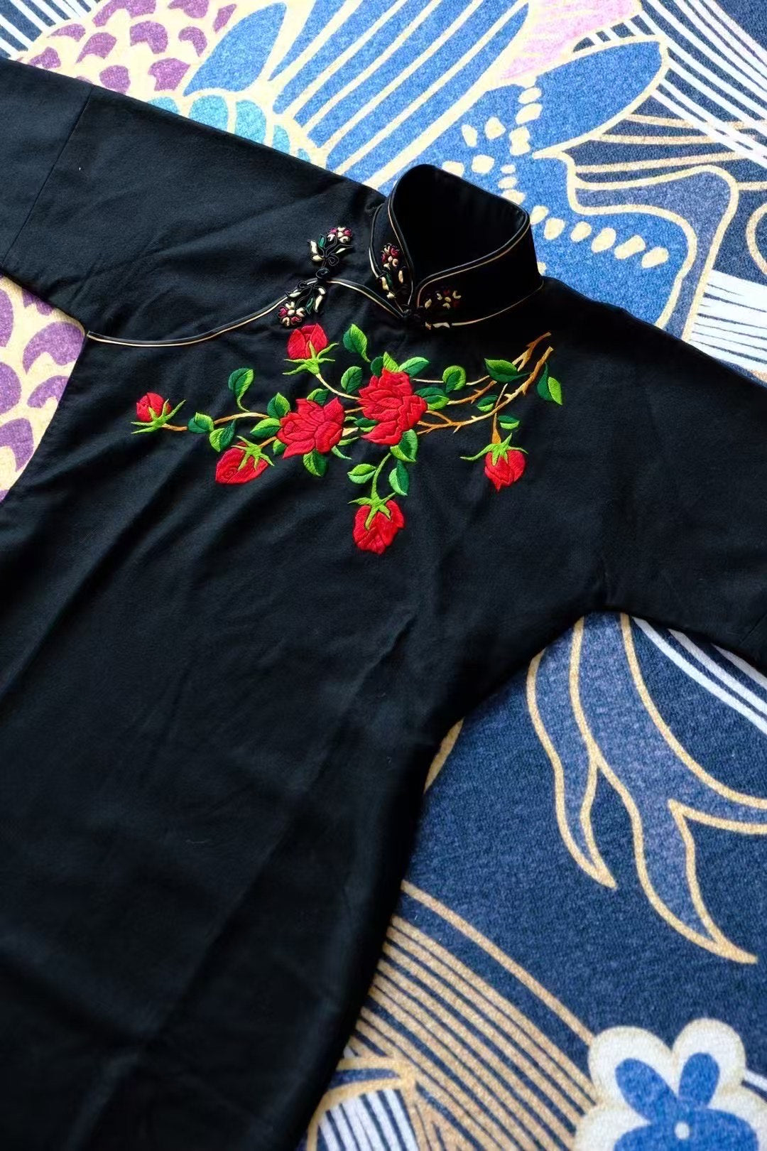 40年代 - ‘暗香浮动’·民国四十年代大陆羊绒/厚绒刺绣玫瑰硬花扣全品古董长袖旗袍 / 1940s - ‘Subtle Fragrance’·1940s Republic-Era Mainland 'Cashmere'/Thick Velvet Rose Embroidery Hard Floral-Knot Full-Condition Antique Long-Sleeve Qipao