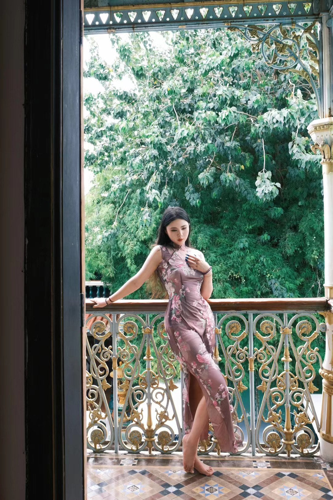 客定结缘 - Ruffo Coli 高定手工彩绘双层欧根纱无袖旗袍：《紫鸢花之恋》| Customized Design - Ruffo Coli Hand-Painted Haute Couture Double-Layer Organza Qipao: “Violet Iris Romance”