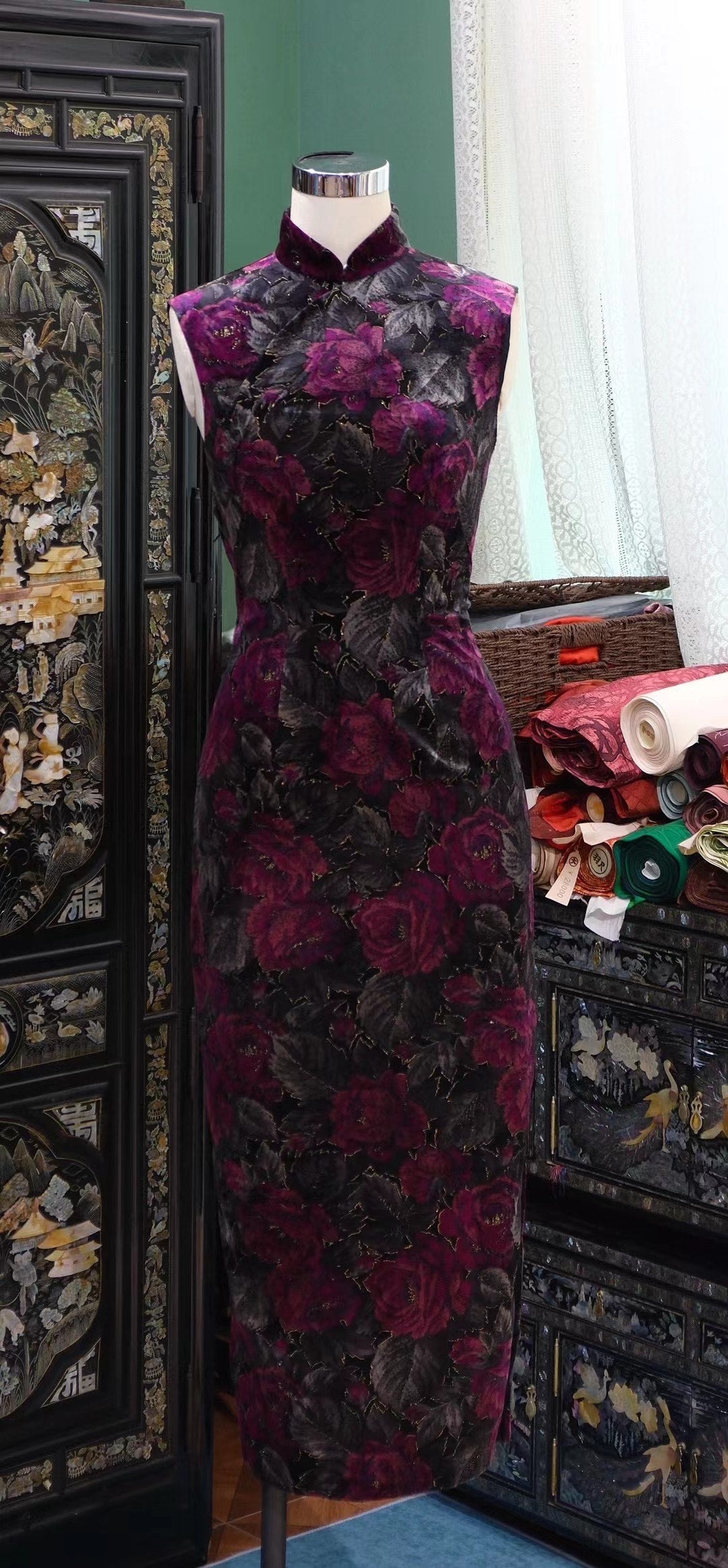 60年代 - 老上海风情：紫黑撞色丝绒浮雕金丝玫瑰无袖古董旗袍 | 1960s - Old Shanghai Opulence: Plum & Black Contrasting Velvet Gold-Thread Raised Rose Sleeveless Vintage Qipao/Cheongsam