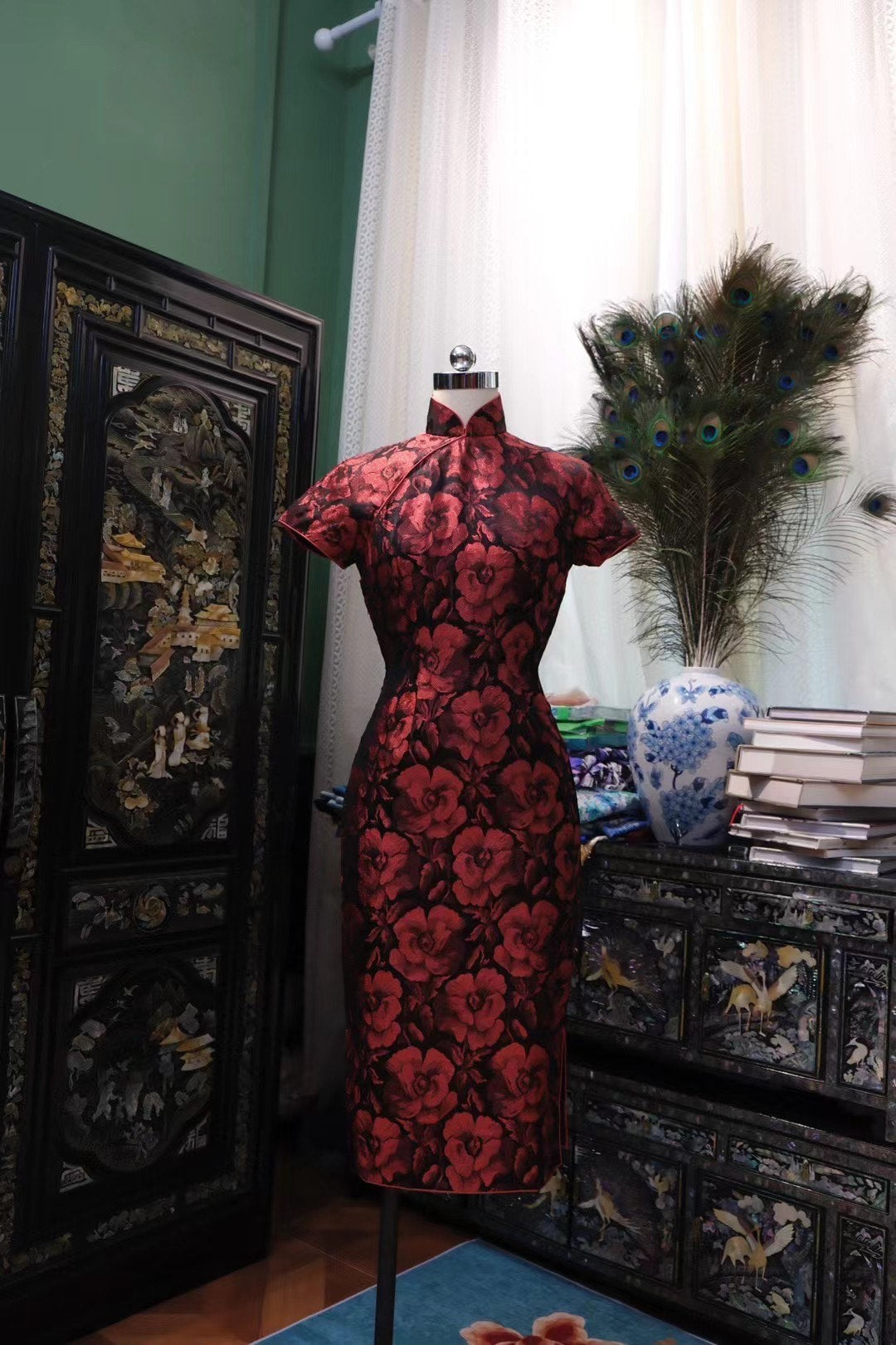 50年代 - 香港经典 黑地红金繁花织锦/织金提花三角腰中长款古董旗袍：【暗香浮金】| 1950s - Classic Hong Kong Qipao: Black-Base Red-Gold All-Over Floral Brocade/Jacquard, Triangular Waist, Mid-Length Antique Style: "Hidden Fragrance, Floating Gold"