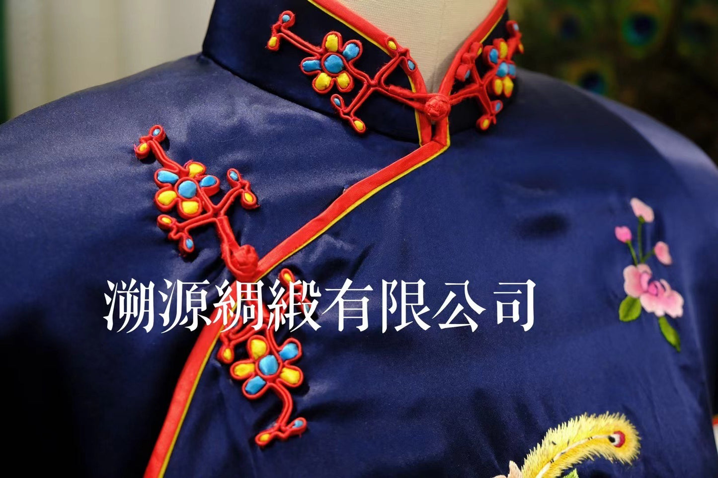 50年代 - 港式藏蓝真丝 手工苏绣凤穿牡丹 橘红双滚边 填芯硬花盘扣 古董旗袍：【凤舞蝶衣】| 1950s - Hong Kong Style Dark Blue Silk, Hand-Embroidered Su Embroidery Phoenix & Peony, Orange-Red Double Piping, Inlaid Floral Knot Buttons (Antique): "Phoenix Dance, Butterfly Garment"