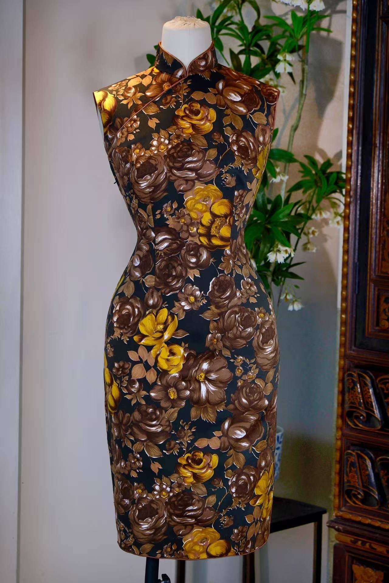 60年代 - 无袖线香绲油画印花古董香港旗袍：当油画花卉邂逅香港旧梦 | 1960s - Oil Paint Blossoms Meet Hong Kong's Old Dreams: A Vintage Hong Kong Sleeveless Cheongsam with Oil-Paint Print and Fine Piping