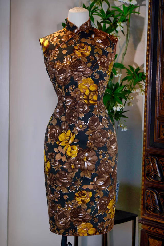 60年代 - 无袖线香绲油画印花古董香港旗袍：当油画花卉邂逅香港旧梦 | 1960s - Oil Paint Blossoms Meet Hong Kong's Old Dreams: A Vintage Hong Kong Sleeveless Cheongsam with Oil-Paint Print and Fine Piping