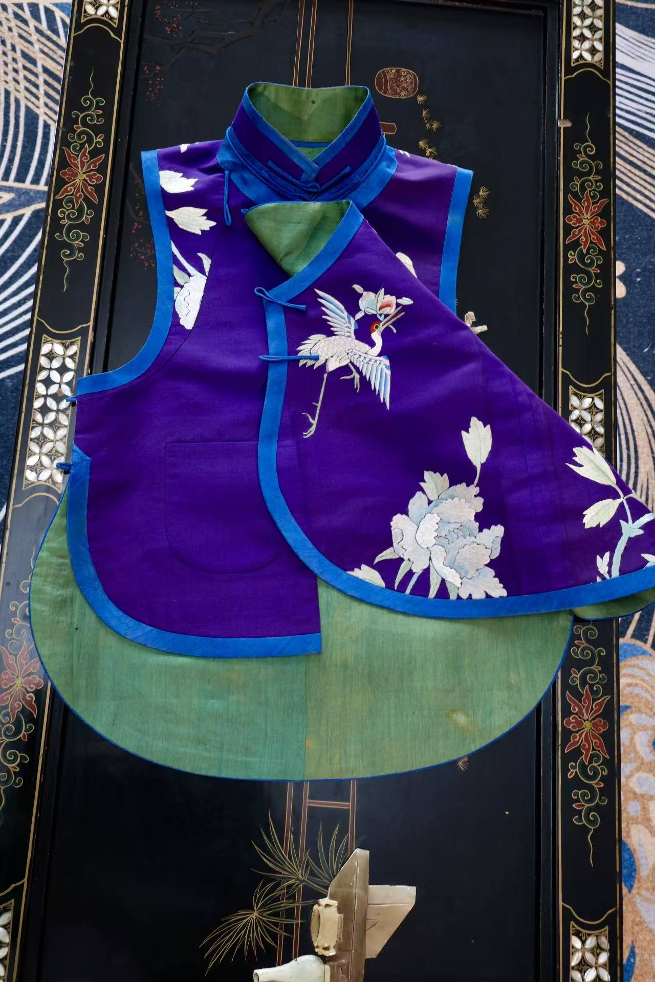 晚清时期 - 晚清刺绣仙鹤牡丹纹马甲：一种古典美学的延续 | Late Qing Dynasty - Elegance of the Late Qing: An Embroidered Vest with Crane and Peony Motifs