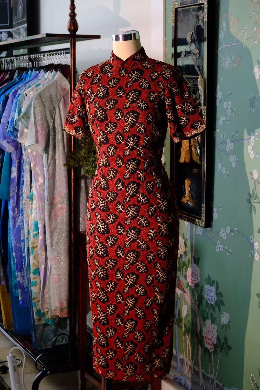 60年代 - 旧日风华：Vintage 潘迪华女士《阿飞正传》戏服同款红底枯叶纹古董旗袍 / 1960s - Echoes of Cinema: Vintage 'Days of Being Wild' Pan Di Hua Costume-Identical Red Maple Leaf Antique Cheongsam