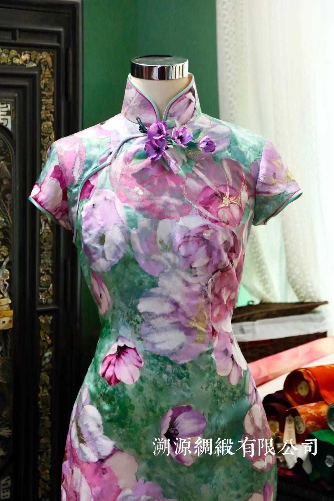 客定结缘 - 意蕴东方· Ruffo Coli 高定奢华提花面料·水墨花卉金线短袖旗袍：《鎏金繁花梦境》| Customized Design -  The Sicilian Garden Romance: Oriental Allure in Ruffo Coli Haute Couture Brocade, Featuring Water Ink Floral and Gold Thread Detail