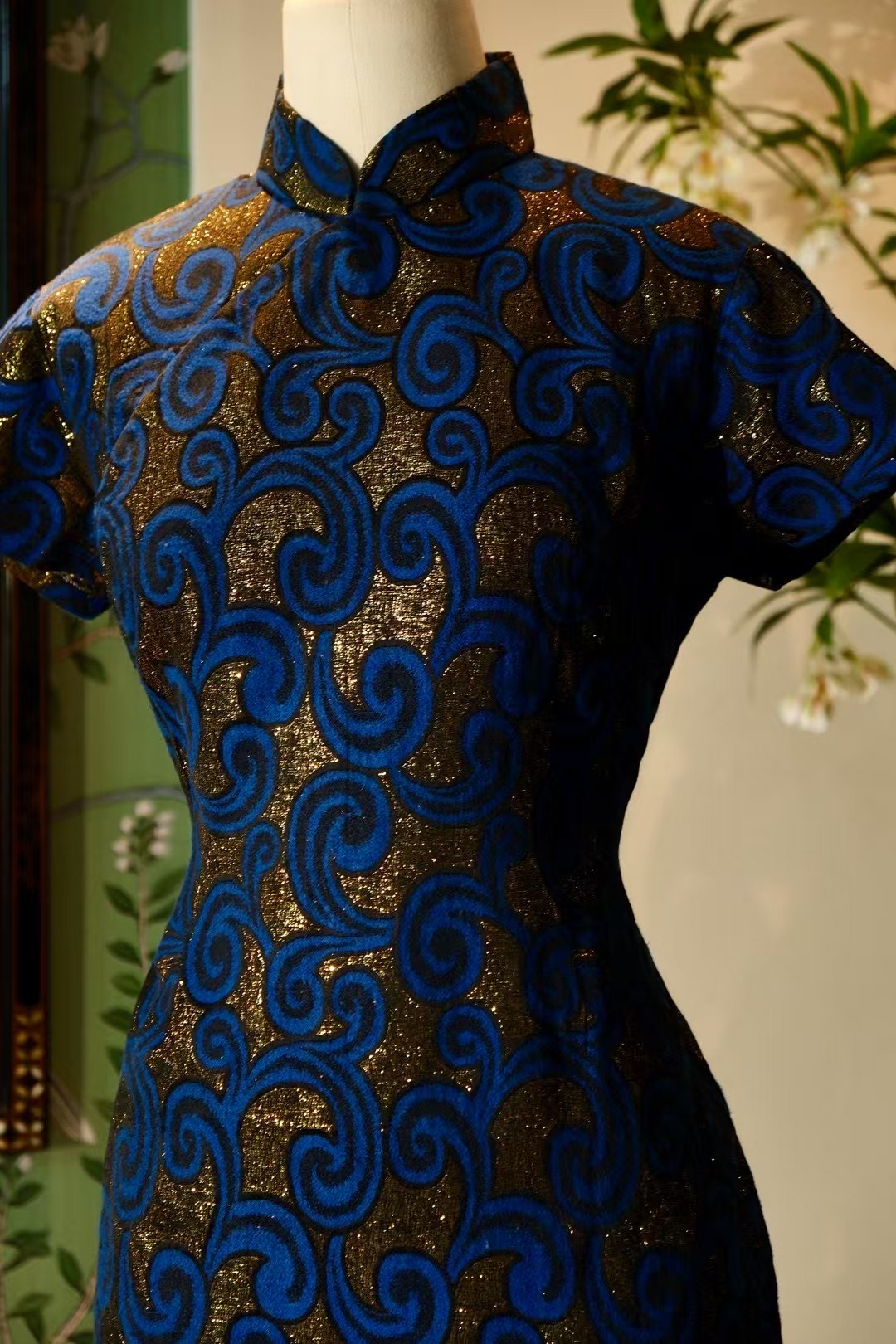 50年代 - 名媛衣櫥・華麗三重奏：素雅閃爍立體紋・織金玫瑰魅影・藍金卷草織錦古董旗袍套組 / 1950s - The Socialite's Wardrobe - A Grand Triple-Set: Subtle Shimmering Texture, Gold-Woven Rose Spectre, and Blue-Gold Scroll Brocade Antique Qipao Collection