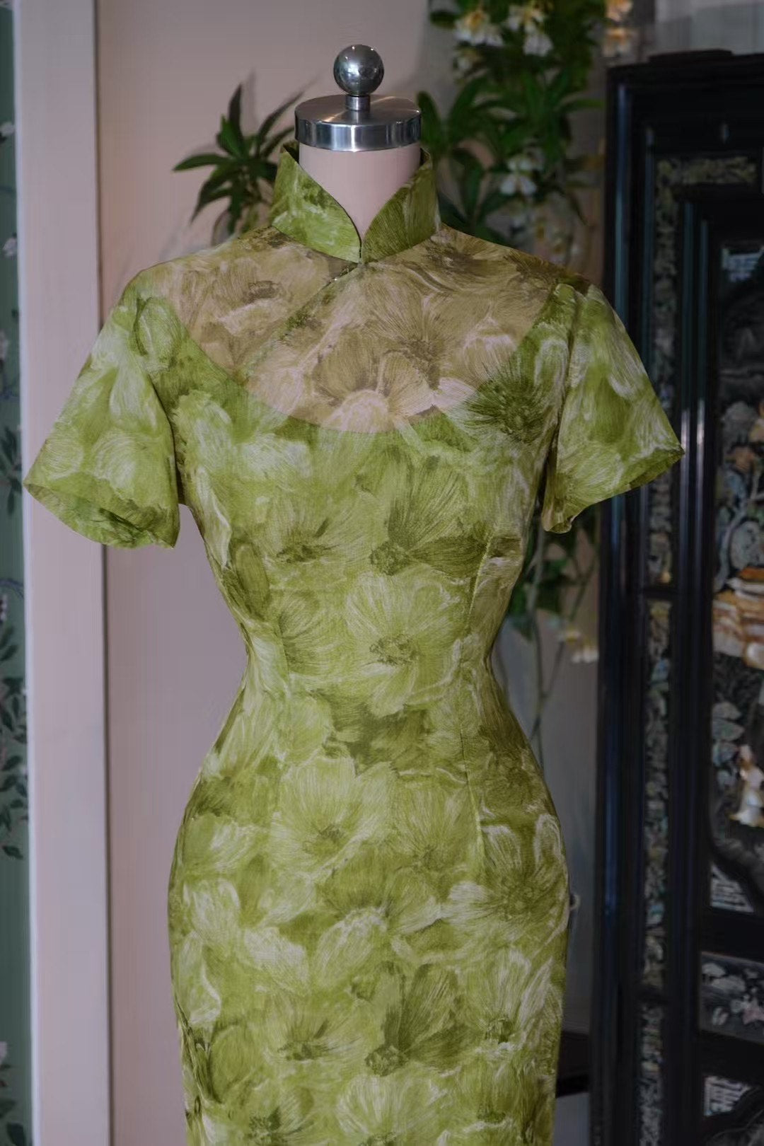 60年代 -【Vintage 1960s 桑蚕丝·梅子青油画】“生机勃勃的清隽” 短袖开胸古董旗袍 | 1960s - 【Vintage 1960s Mulberry Silk · Plum Green Oil Painting】"Vibrant Elegance" Short-Sleeve Open-Chest Antique Qipao