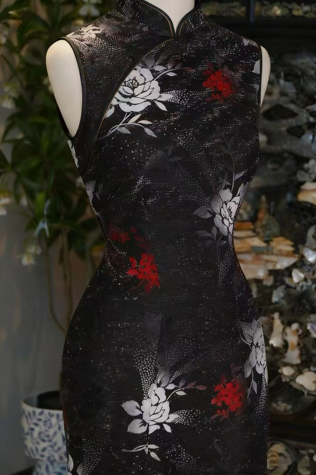 60年代 - 「暗夜摩登」：五十年代彩通植绒渐变牡丹织银香港产古董旗袍 / 1960s - "Midnight Modernity": A 1950s Hong Kong Vintage Qipao with Pantone-Inspired Flocked Velvet Peony and Lurex Detailing