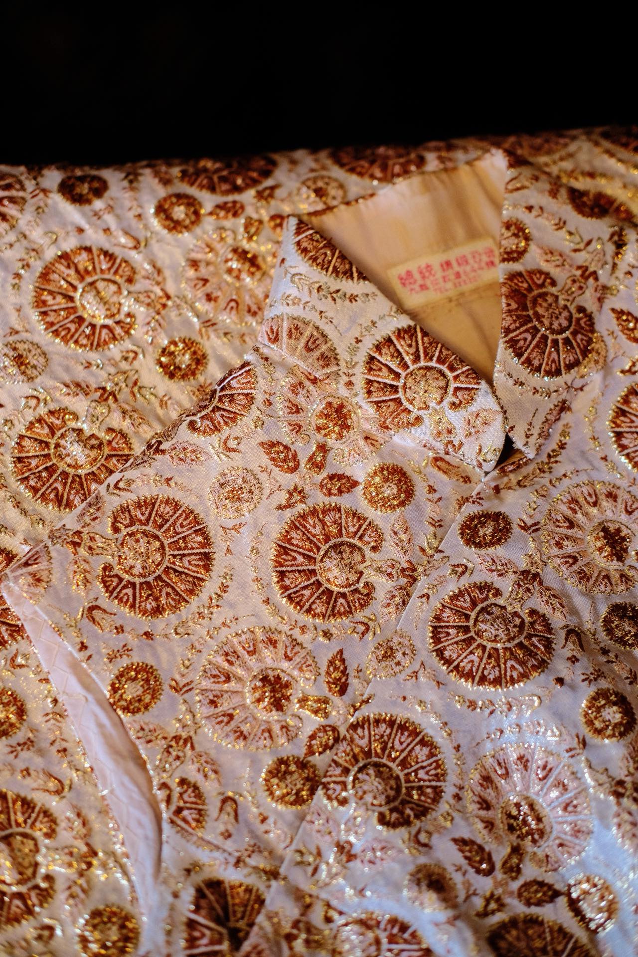 60年代 - 鎏金日冕：当意大利金线织就温哥华的冬日暖阳 | 1960s - Golden Corona: When Italian Metallic Thread Weaves the Winter Sun of Vancouver