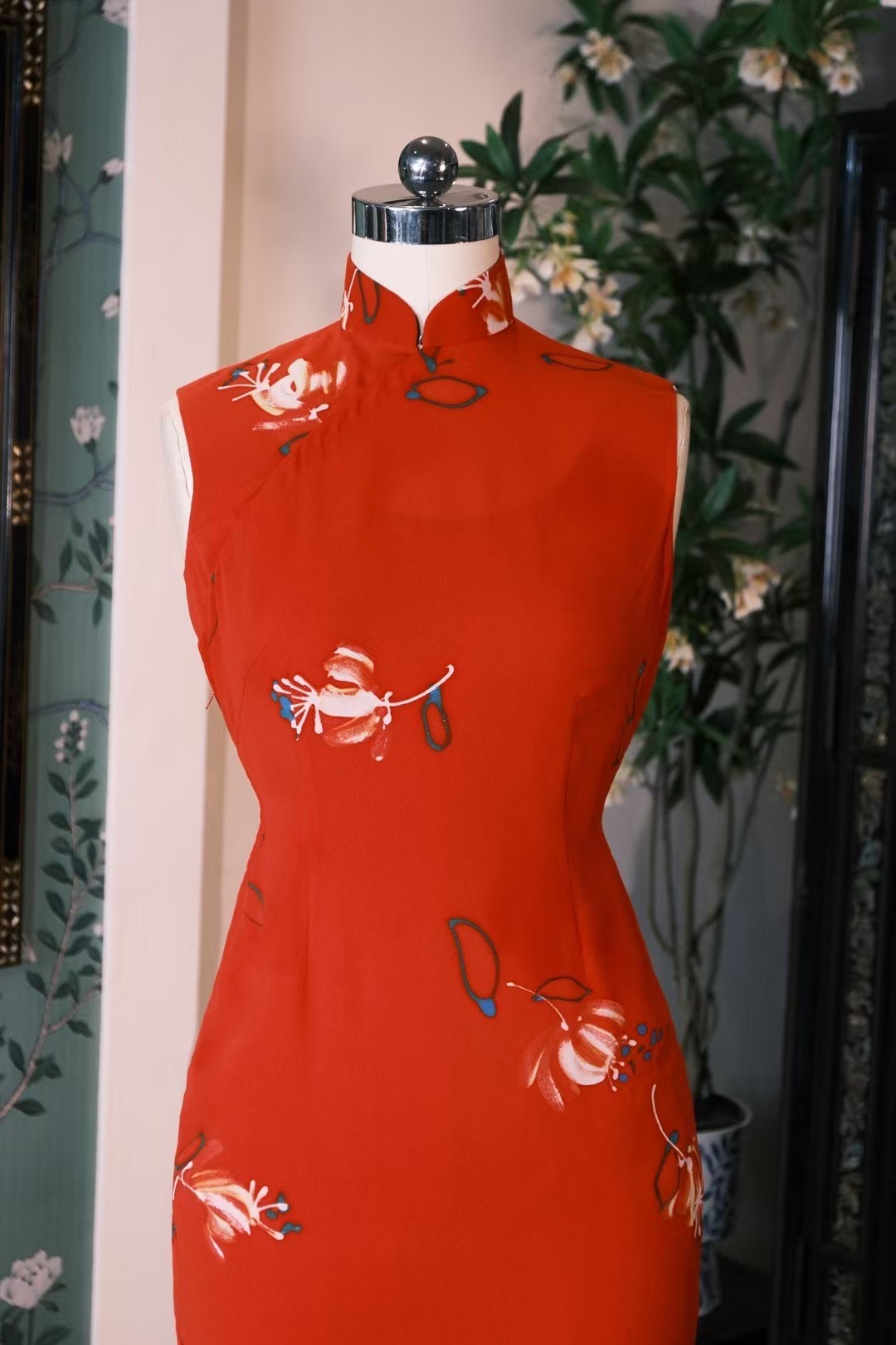 60年代 - 朱砂流光・水墨寫意：一襲熱烈而清雅的現代東方詩意 | 1960s - "Vermillion Luster・Ink Wash Abstract": Sleeveless Orange-Red Modern Minimalist Abstract Floral Qipao (Cheongsam)