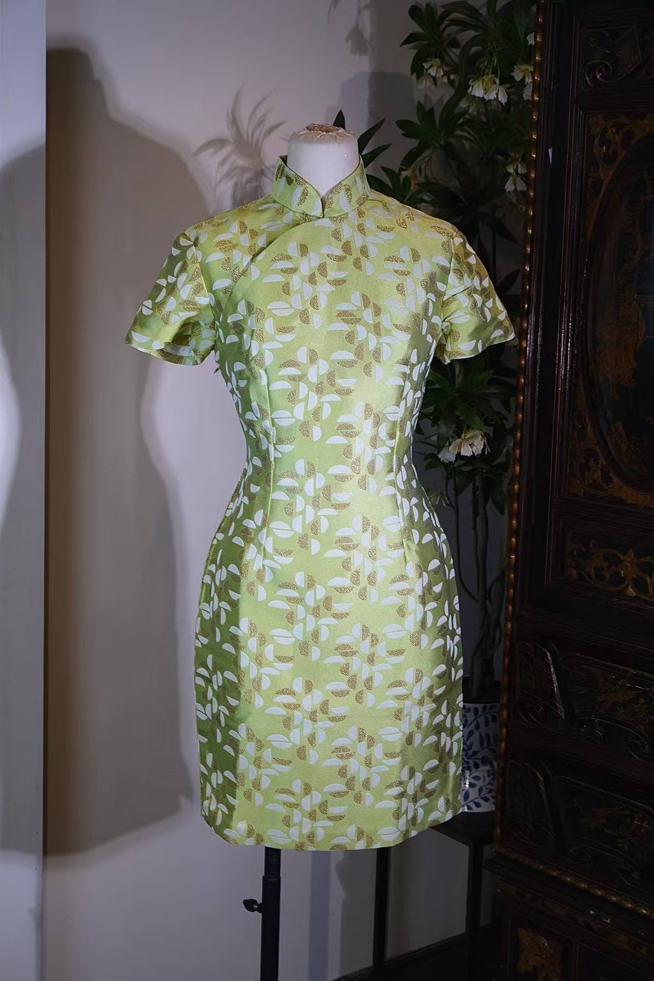 50年代 金翠流光：五十年代港产织金提花斜纹几何旗袍 | 1950s - Golden Emerald Radiance: A Mid-1950s Hong Kong Gold-Woven Jacquard Twill Geometric Cheongsam