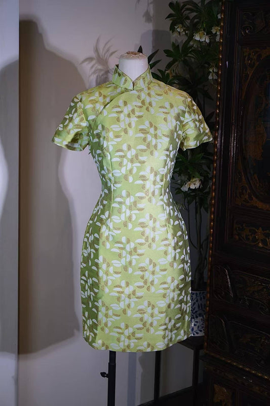 50年代 金翠流光：五十年代港产织金提花斜纹几何旗袍 | 1950s - Golden Emerald Radiance: A Mid-1950s Hong Kong Gold-Woven Jacquard Twill Geometric Cheongsam