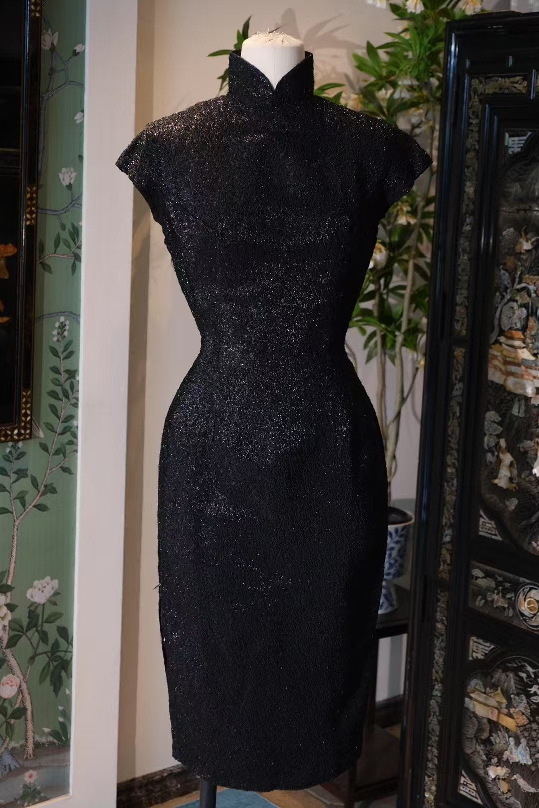 50年代 - 名媛衣櫥・華麗三重奏：素雅閃爍立體紋・織金玫瑰魅影・藍金卷草織錦古董旗袍套組 / 1950s - The Socialite's Wardrobe - A Grand Triple-Set: Subtle Shimmering Texture, Gold-Woven Rose Spectre, and Blue-Gold Scroll Brocade Antique Qipao Collection