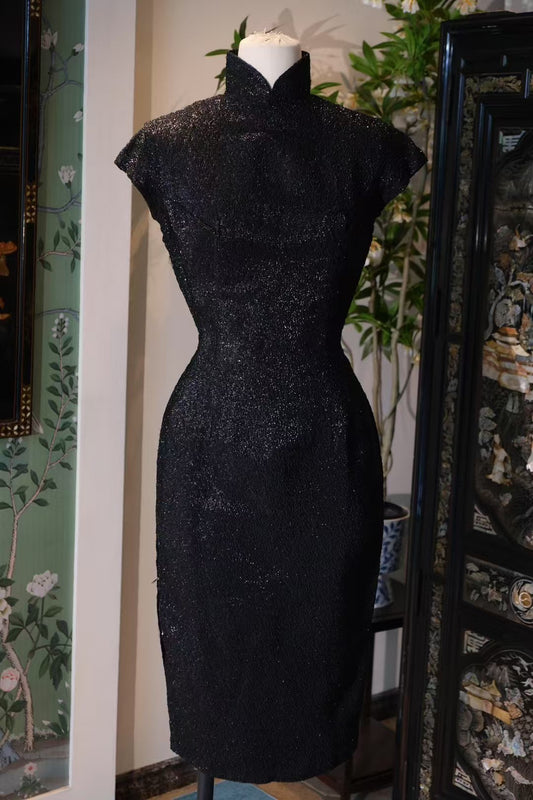 50年代 - 名媛衣櫥・華麗三重奏：素雅閃爍立體紋・織金玫瑰魅影・藍金卷草織錦古董旗袍套組 / 1950s - The Socialite's Wardrobe - A Grand Triple-Set: Subtle Shimmering Texture, Gold-Woven Rose Spectre, and Blue-Gold Scroll Brocade Antique Qipao Collection