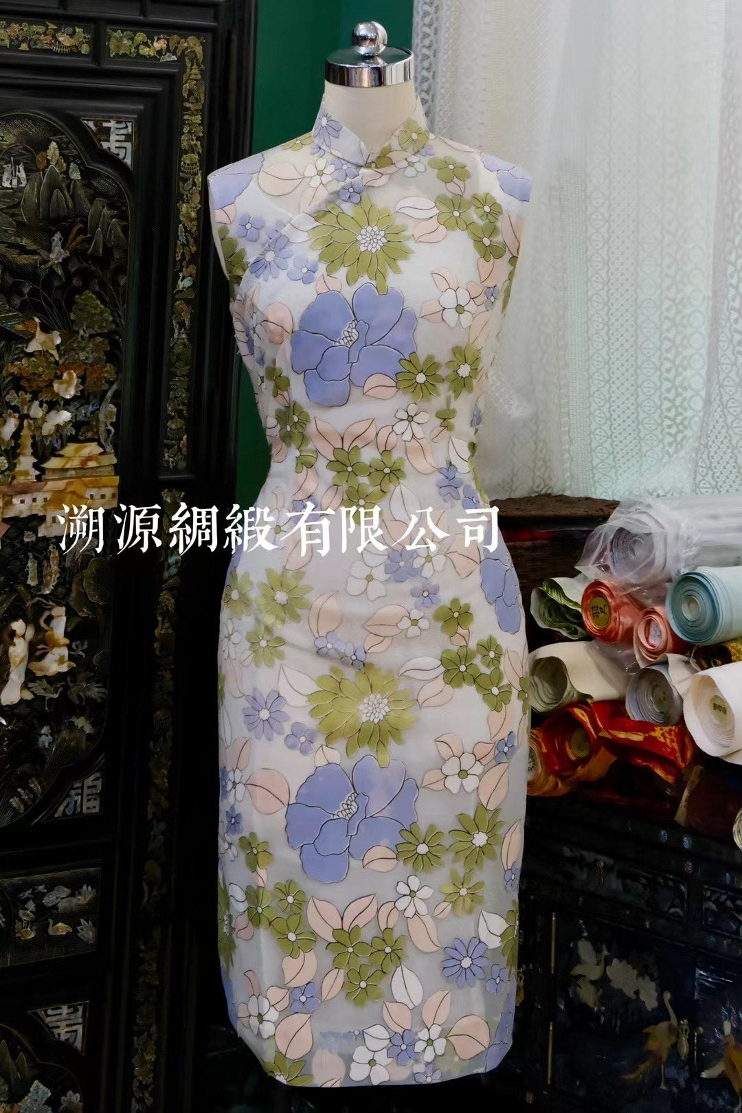 60年代 - 摩登珍藏：小清新麻纱挖胸无袖长款港袍（蓝绿色柔和花卉）| 1960s - Vintage Collection: Soft Pastel Floral Organza/Gauze Sleeveless Qipao (Mod Sheath Design)