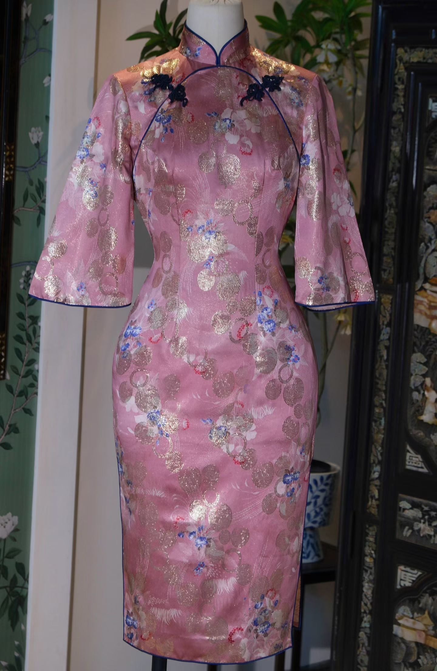 60年代 - 「金流星辰」：上世纪六十年代罕见双圆襟倒大袖嵌丝硬花扣意大利织金波点古董港式旗袍 / 1960s - "Golden Constellation": A Rare 1960s Hong Kong Vintage Qipao with Double Round Lapel, Inverted Wide Sleeves, Hard Floral Buttons, and Italian Lurex Polka Dots