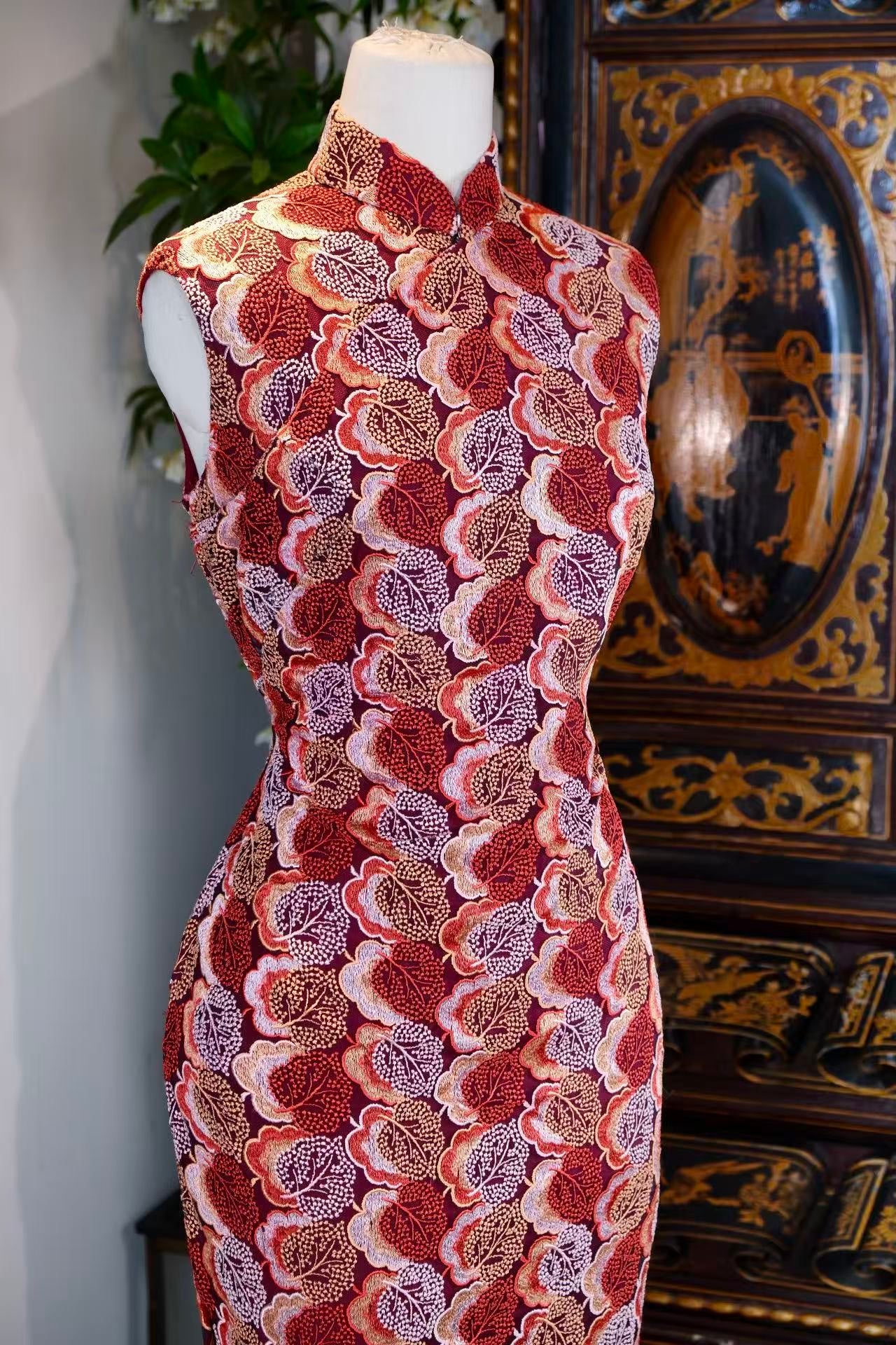 60年代 - 刺繡蕾絲梅花樹葉港工旗袍 (紅底無袖款) | 1960s - Embroidered Lace Plum Blossom and Foliage Hong Kong-Style Qipao (Red Base Sleeveless)