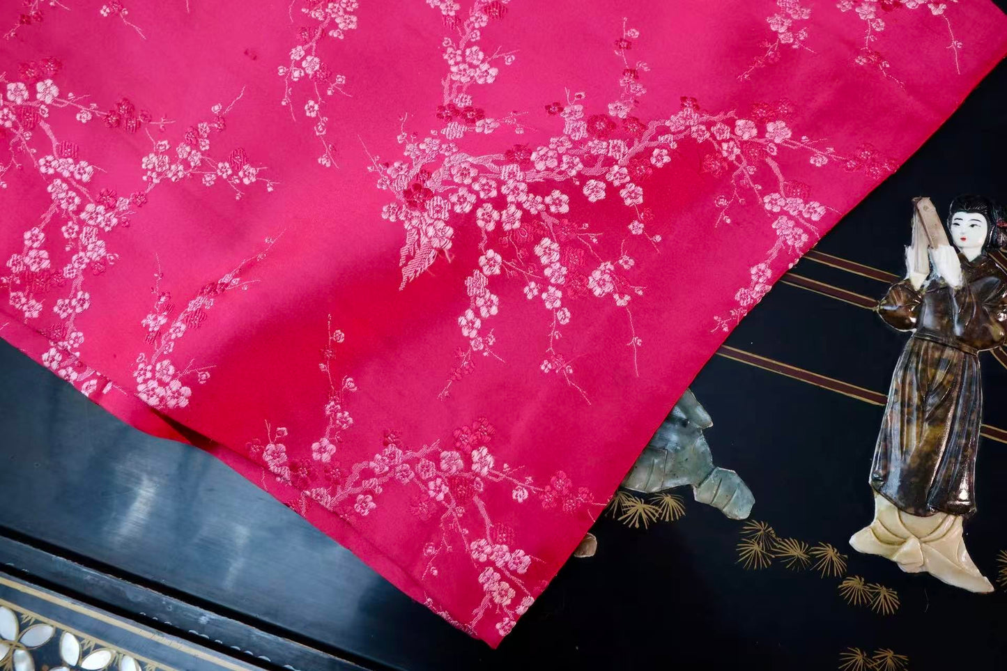 60年代 - 六十年代香港梅花提花缎旗袍：织造经纬间的格调与风骨 | 1960s - 1960s Hong Kong Plum Blossom Jacquard Qipao: A Masterpiece of Woven Poetics
