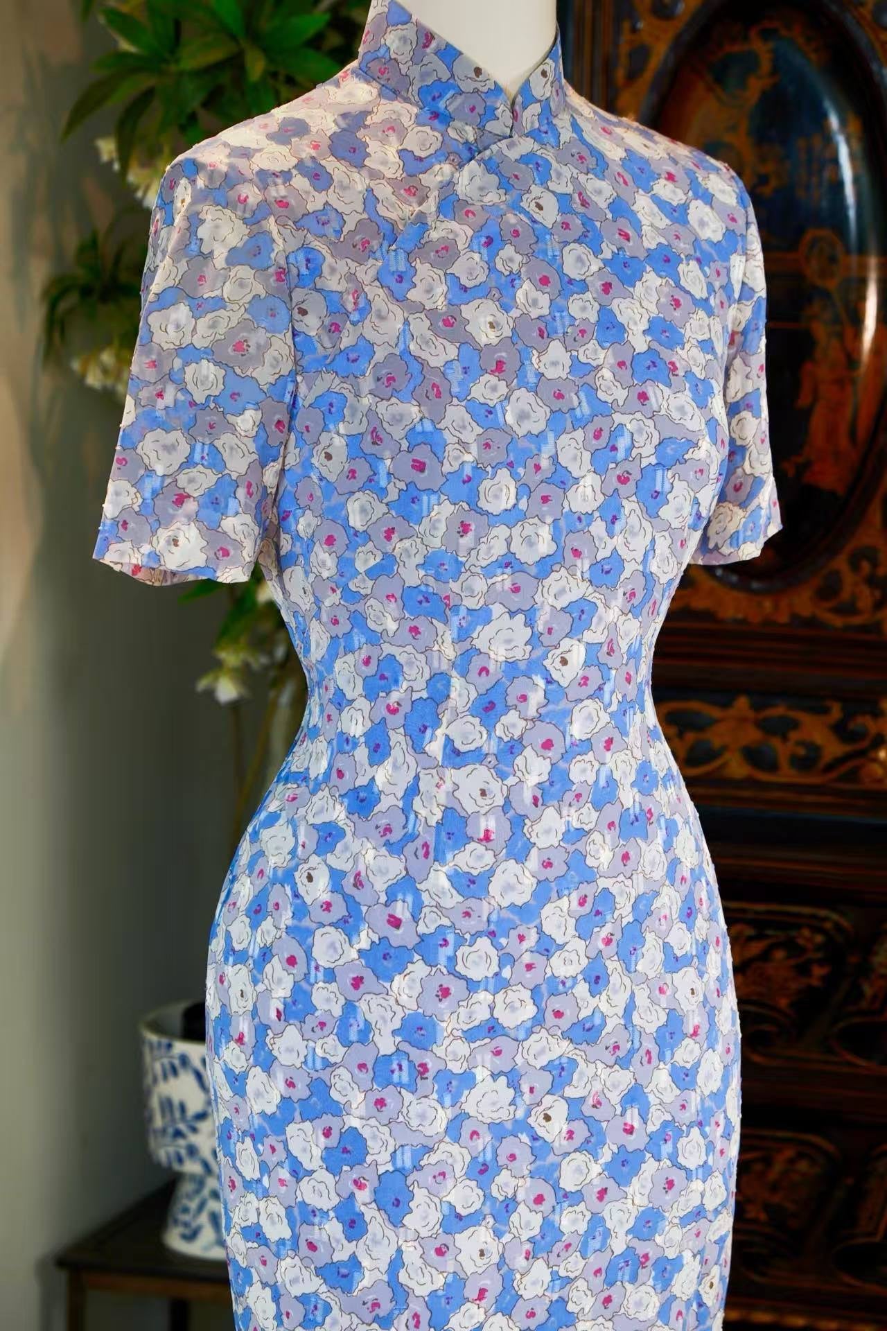 60年代 - 六十年代早期台湾产抽象玫瑰提花古董旗袍 | 1960s - 1960s Early Taiwan Antique Qipao: Abstract Rose Jacquard in Azure and Violet