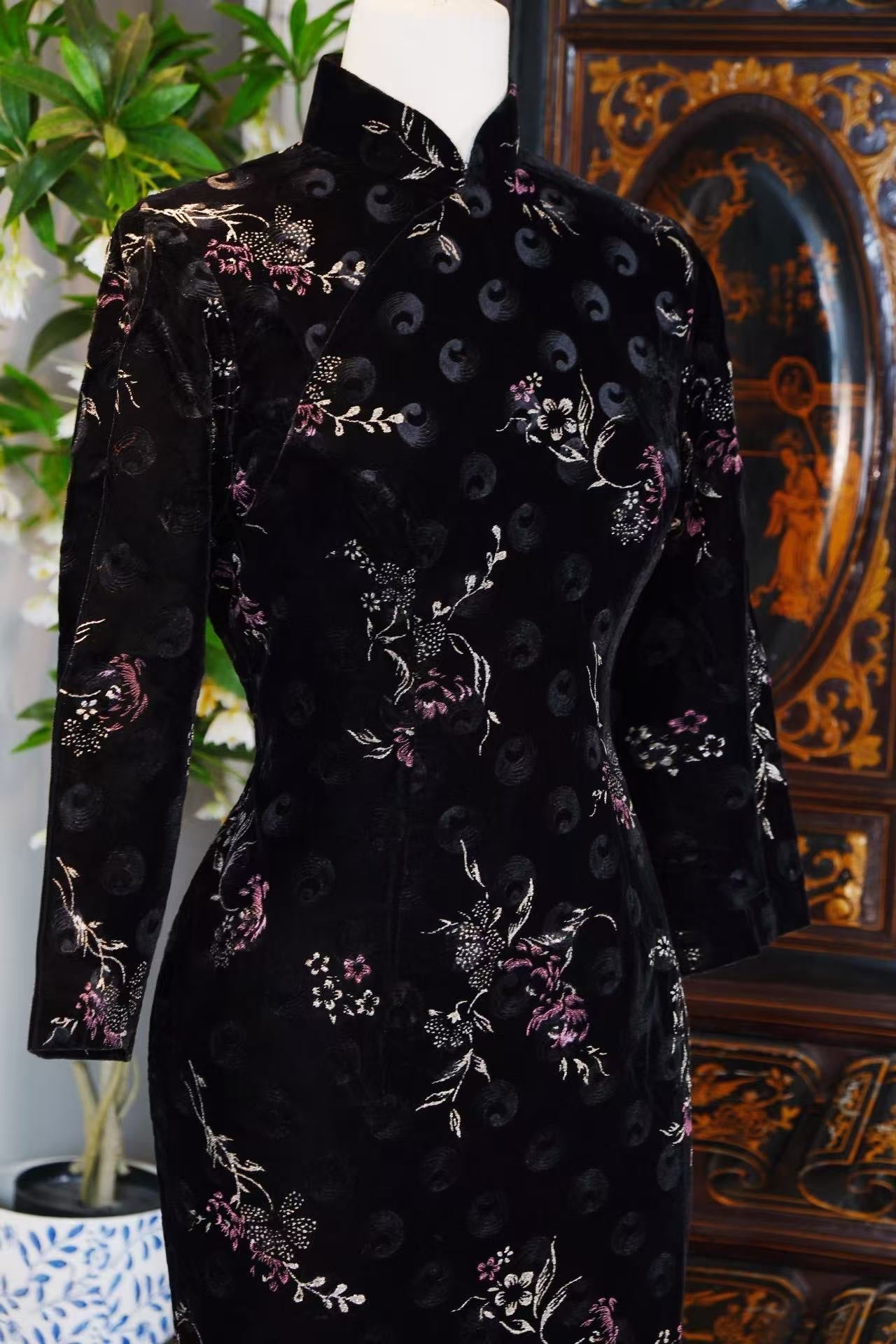 60年代 - 手绘描金香港古董旗袍 | 1960s - A Vintage 1960s Hong Kong Hand-Painted Cheongsam with Gilt Accents