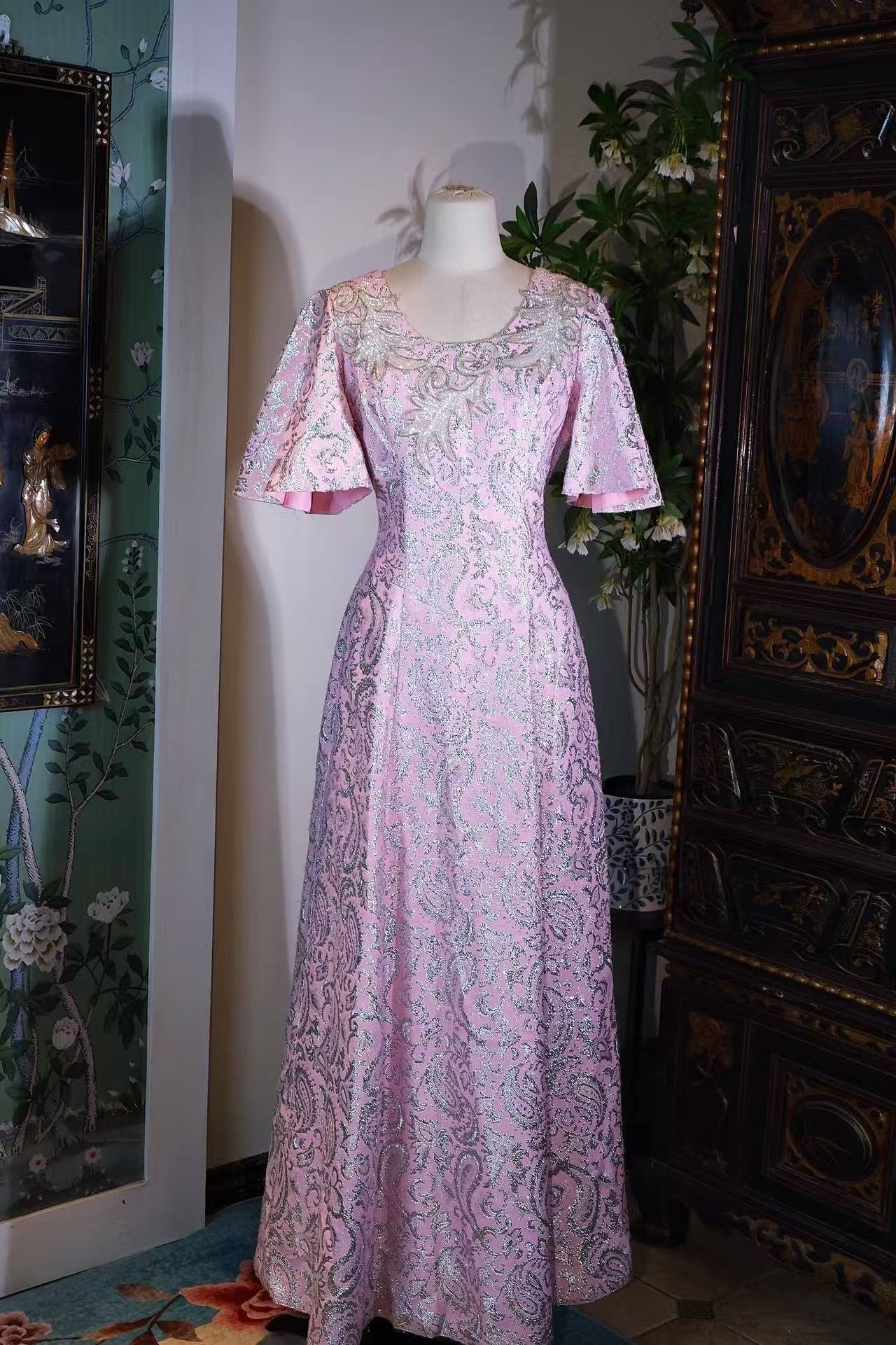Vintage钉珠礼服 - 海上花列传：六十年代香港织金钉珠古董裙 | Vintage Beaded Dress - Flowers of the Haunted Sea: 1960s Hong Kong Vintage Gowns with Gold Brocade and Hand-Beading