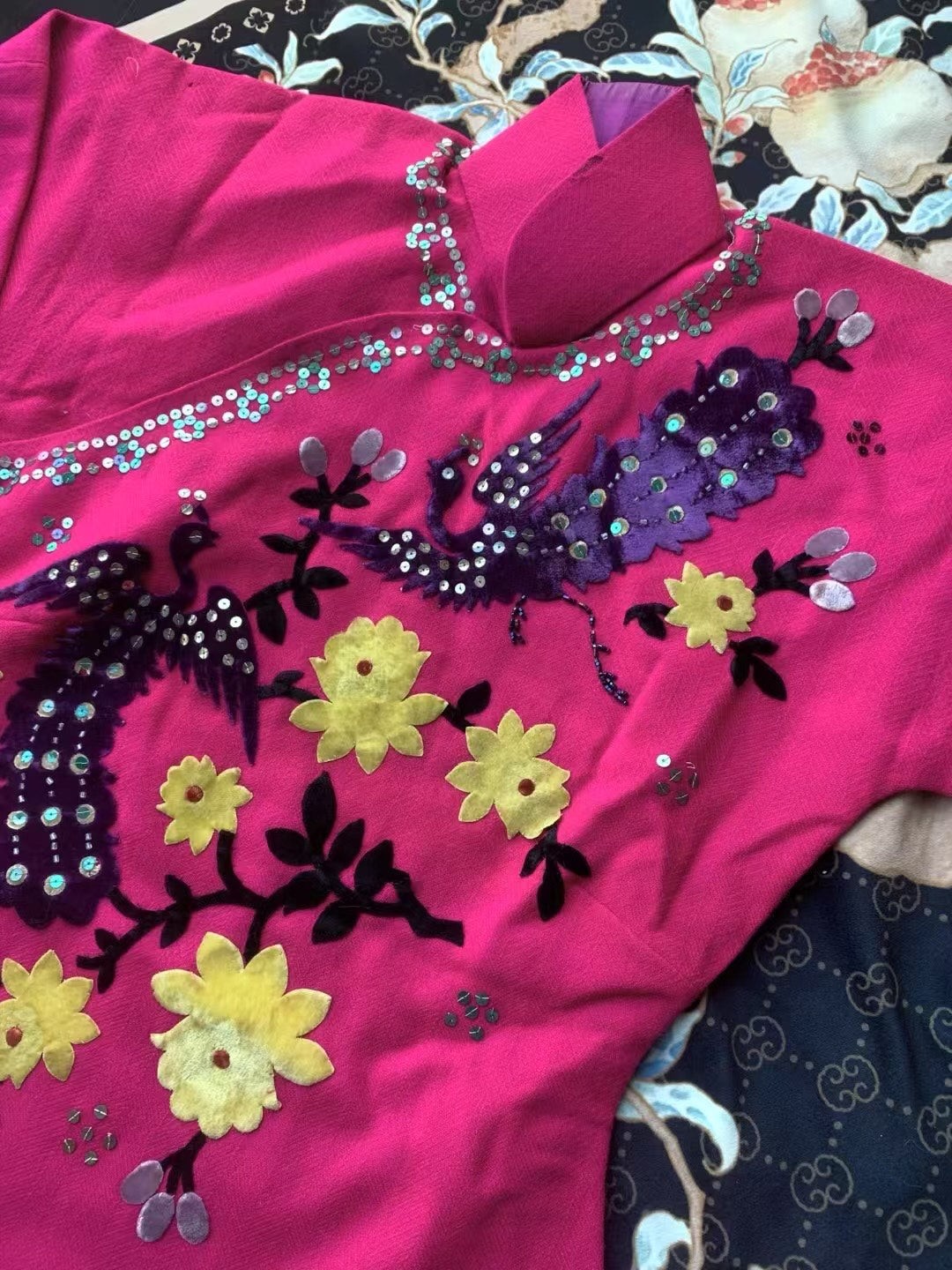 40年代 -【江宁博物馆典藏升级版】玫红凤舞：重工丝绒贴布亮片旗袍 | 1940s - "Nanjing Museum Upgrade": Fuchsia Phoenix Dance – Heavy Embellished Velvet Appliqué and Sequin Cheongsam